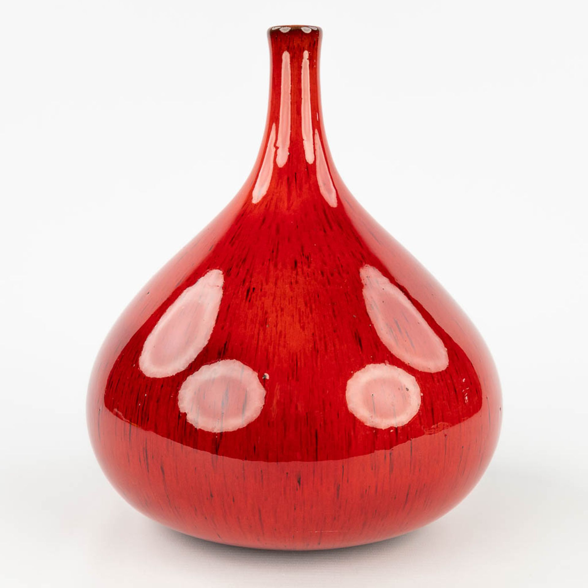 Elisabeth VANDEWEGHE (XX-XXI) 'Red vase' for Perignem. (H: 27,5 x D: 24 cm)