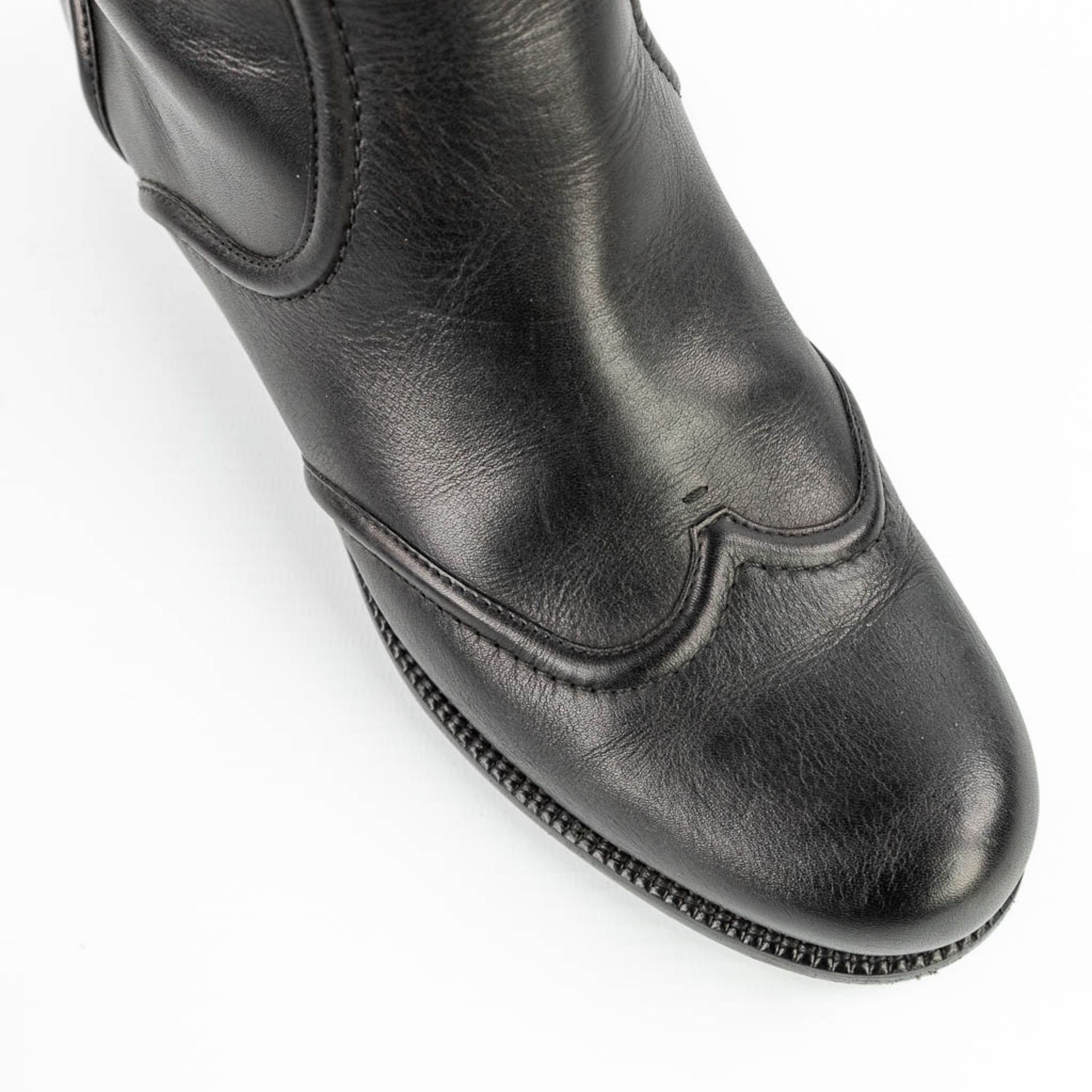 Louis Vuitton, a pair of leather boots. Made in Italy. EU size 37. (W: 24 x H: 42 cm) - Image 12 of 14