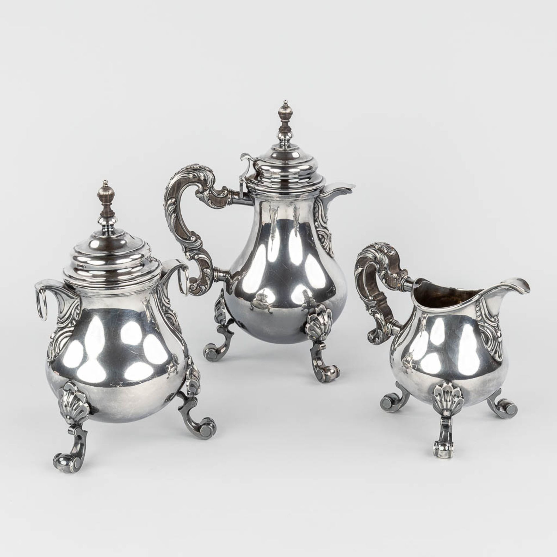 A solid silver Coffee and tea pot, with a milk jug. Probably Schotland, circa 1900. 2,480g. (L: 20 x