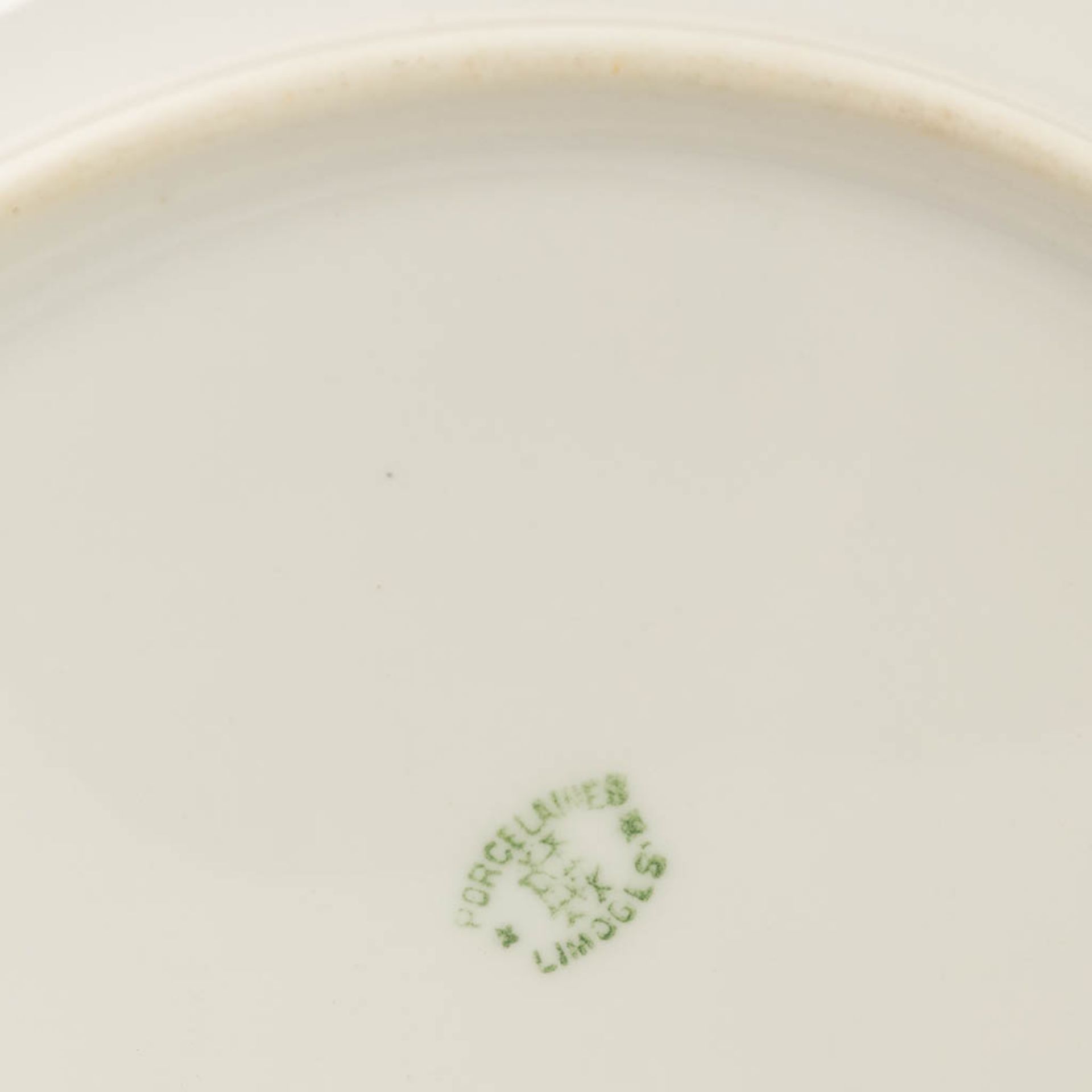 Porcelaine De Limoges, a 77 piece large dinner service. (L: 29 x W: 44 cm) - Image 5 of 20