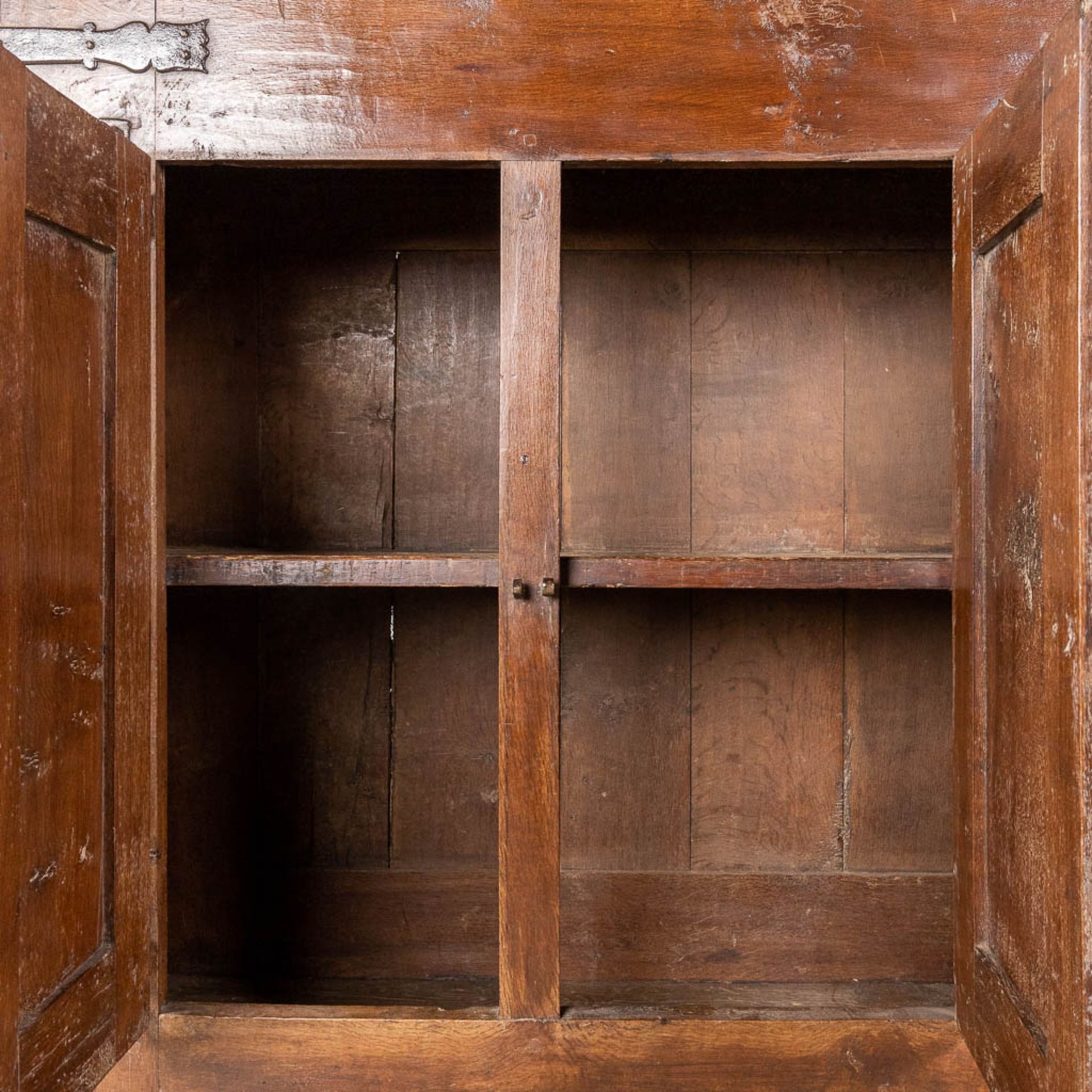 An antique three-door cabinet with sculptured oak doors, France, 17th C. (L: 55 x W: 175 x H: 151 cm - Image 21 of 23