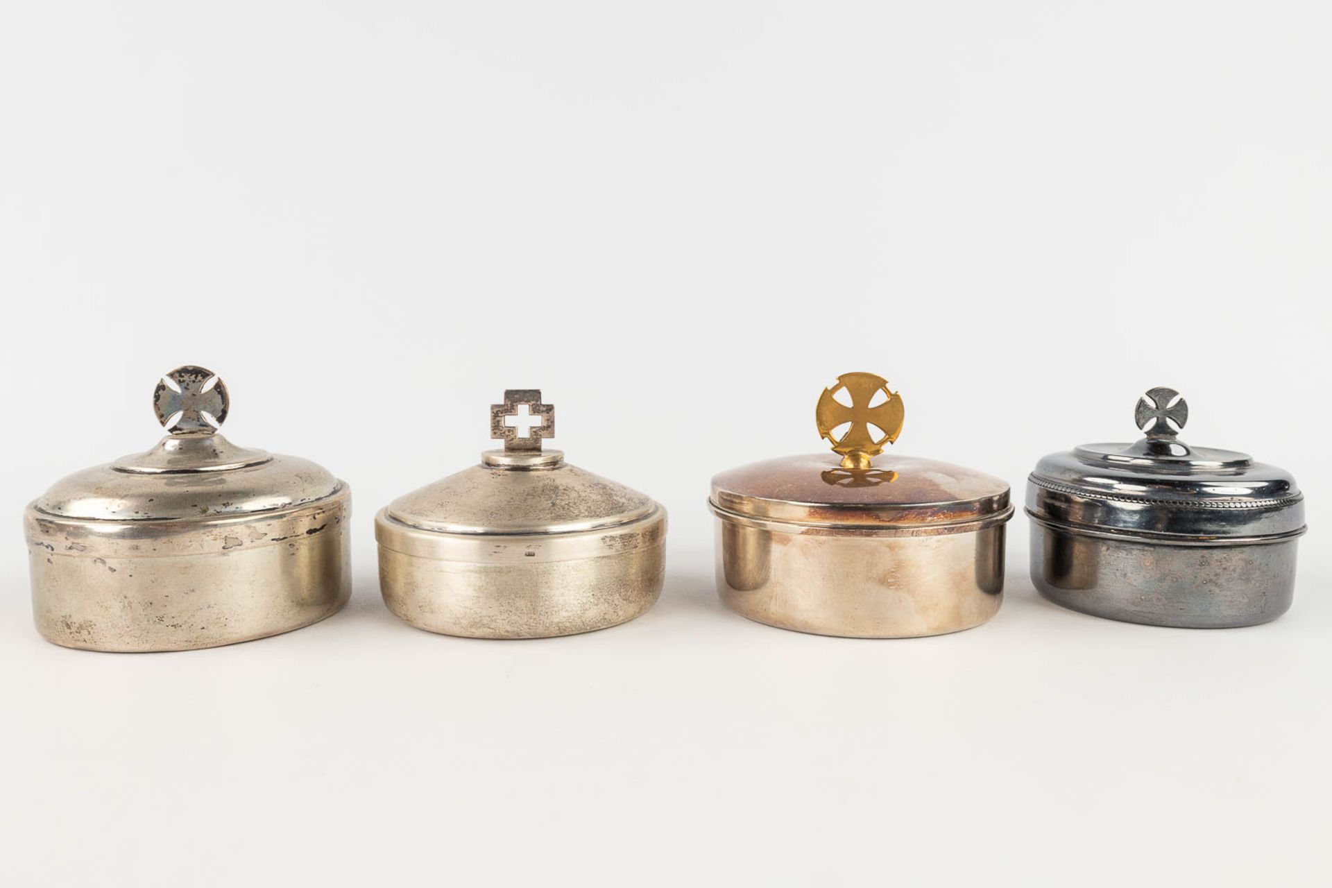 A collection of 16 storage boxes, Chrismarium, and spoons. Made of silver and silver-plated metal. ( - Image 8 of 13