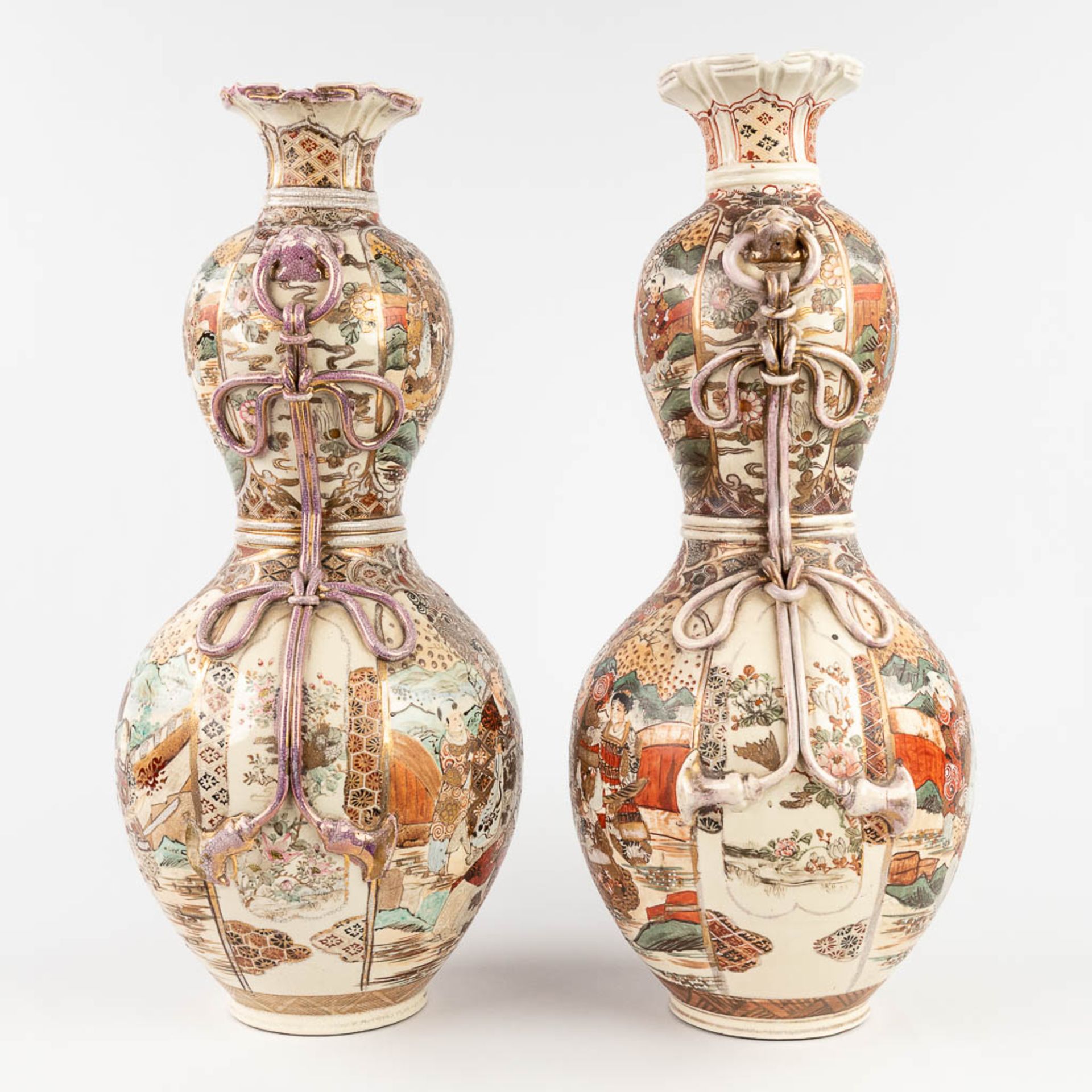 A pair of Japanese vases, stoneware, Satsuma. 20th century. (H: 60 x D: 26 cm) - Bild 3 aus 18