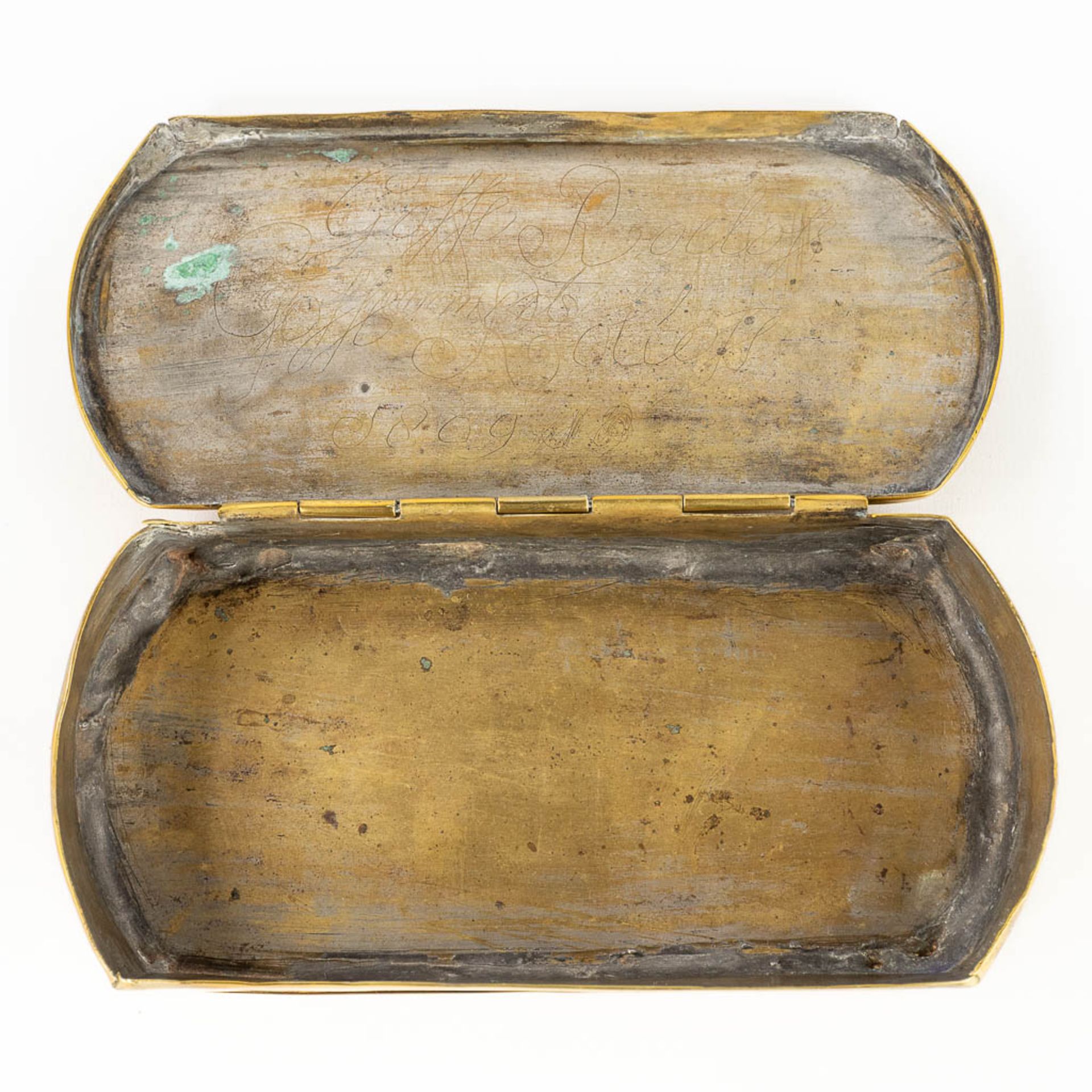 A collection of 3 antique oval tobacco boxes, made of copper. 18th/19th C. (L: 7 x W: 12 x H: 3,5 cm - Image 11 of 13