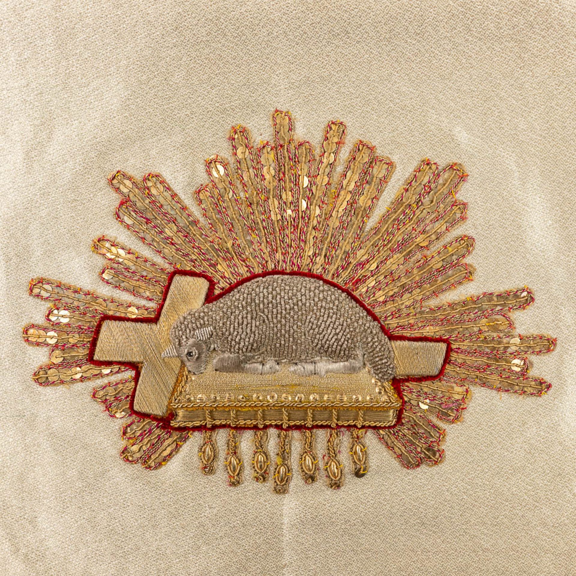 An assembled collection of liturgical fabric items, Chalice veil, Bursa, altar veil. 20ste eeuw. - Image 5 of 9