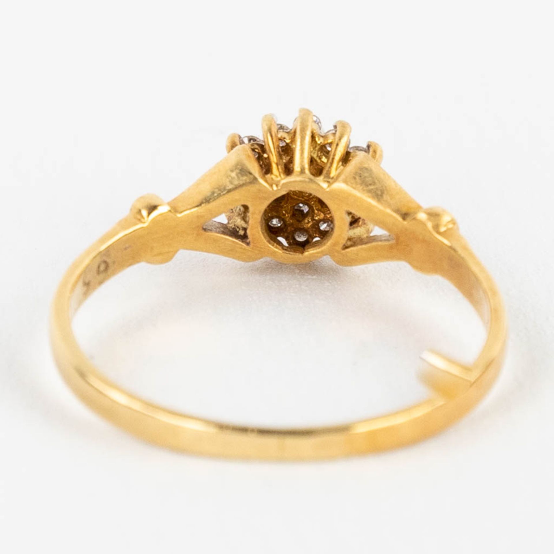 A yellow gold ring with brilliants. 18 karat. 2,81g. size: 56. - Image 7 of 12