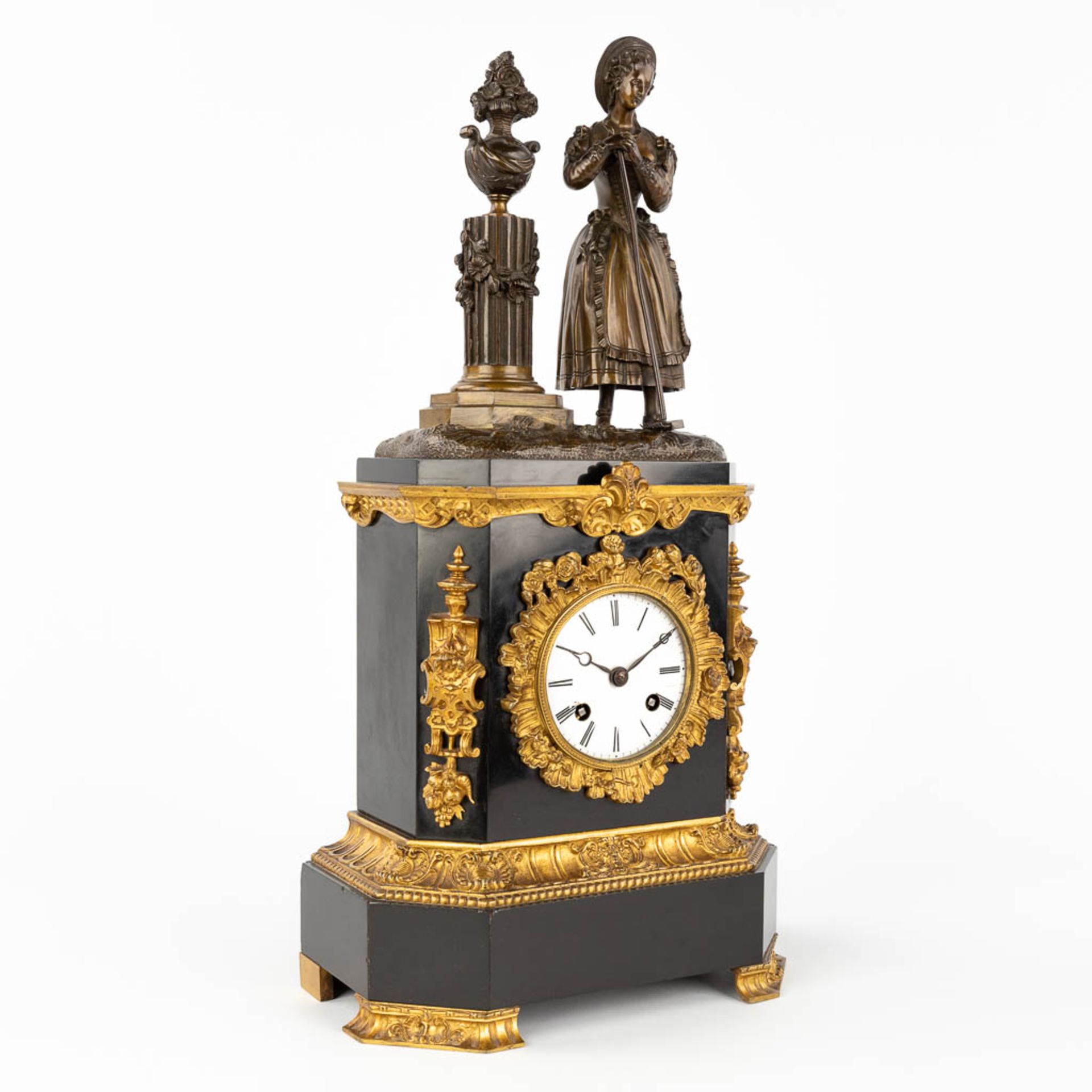 A black marble and bronze mantle clock 'Lady with a rake' 19th C. (L: 12 x W: 22,5 x H: 44 cm) - Image 4 of 12