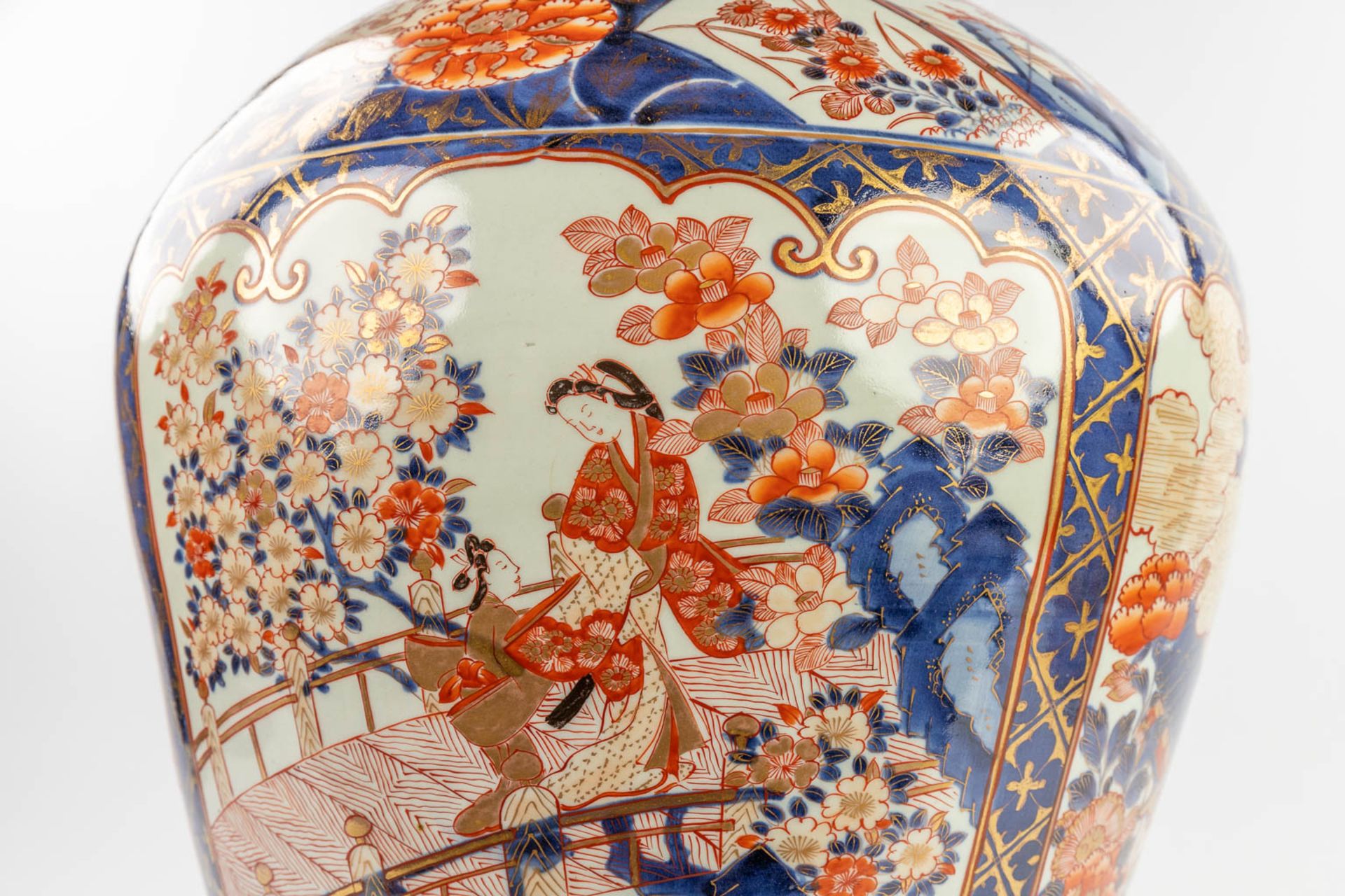 A large vase with lid, Imari porcelain, 19th century. (H: 87 x D: 39 cm) - Image 12 of 15