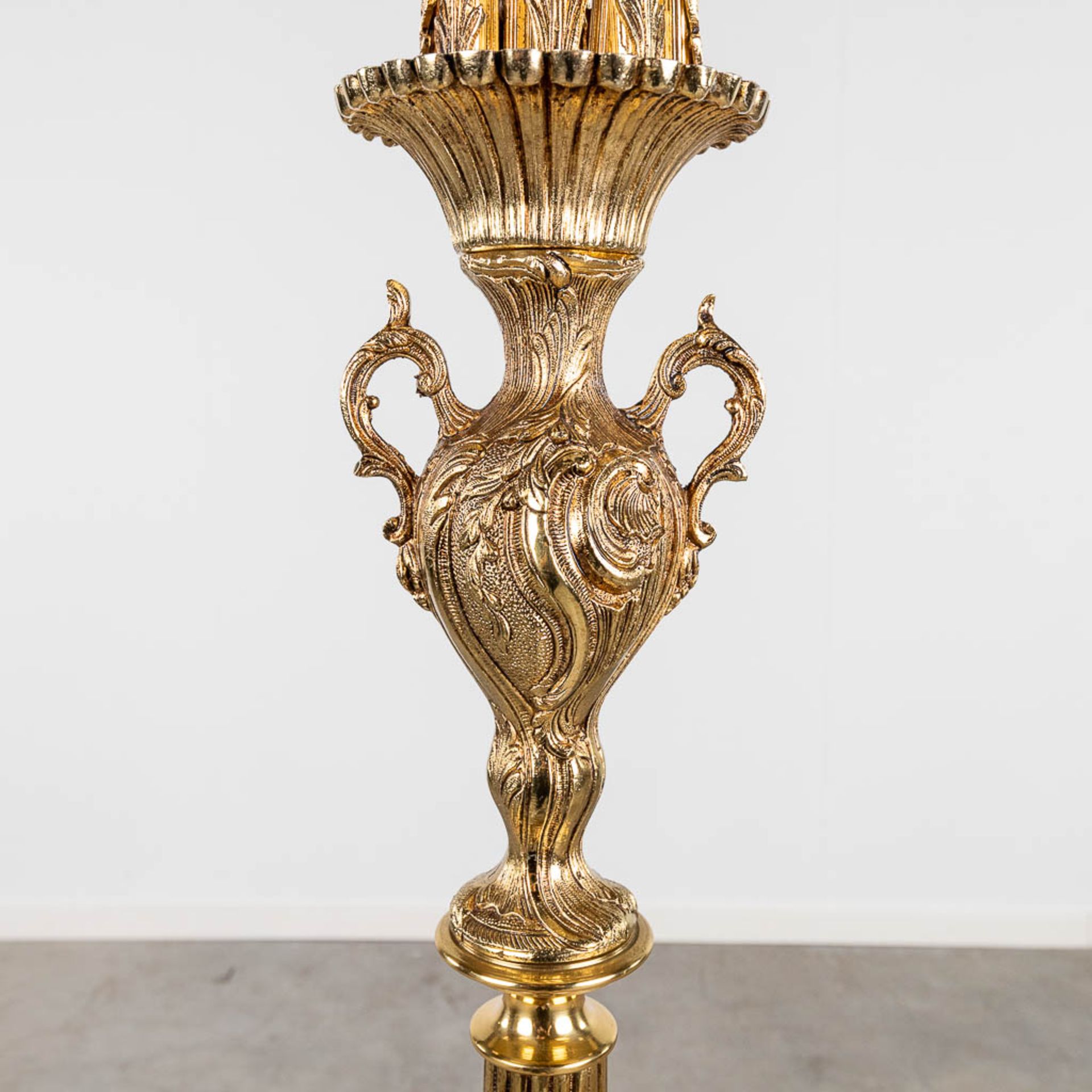 A decorative floor lamp and table lamp, brass, decorated with glass. 20th C. (H: 167 x D: 47 cm) - Image 6 of 13