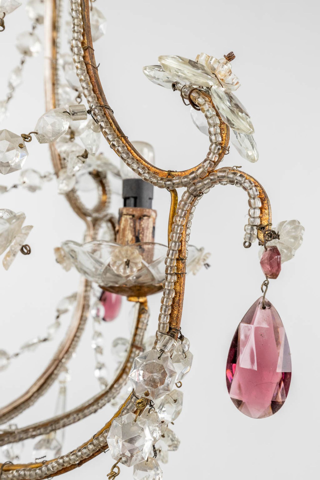 A decorative chandelier, brass and coloured glass. (H: 65 x D: 36 cm) - Image 7 of 10