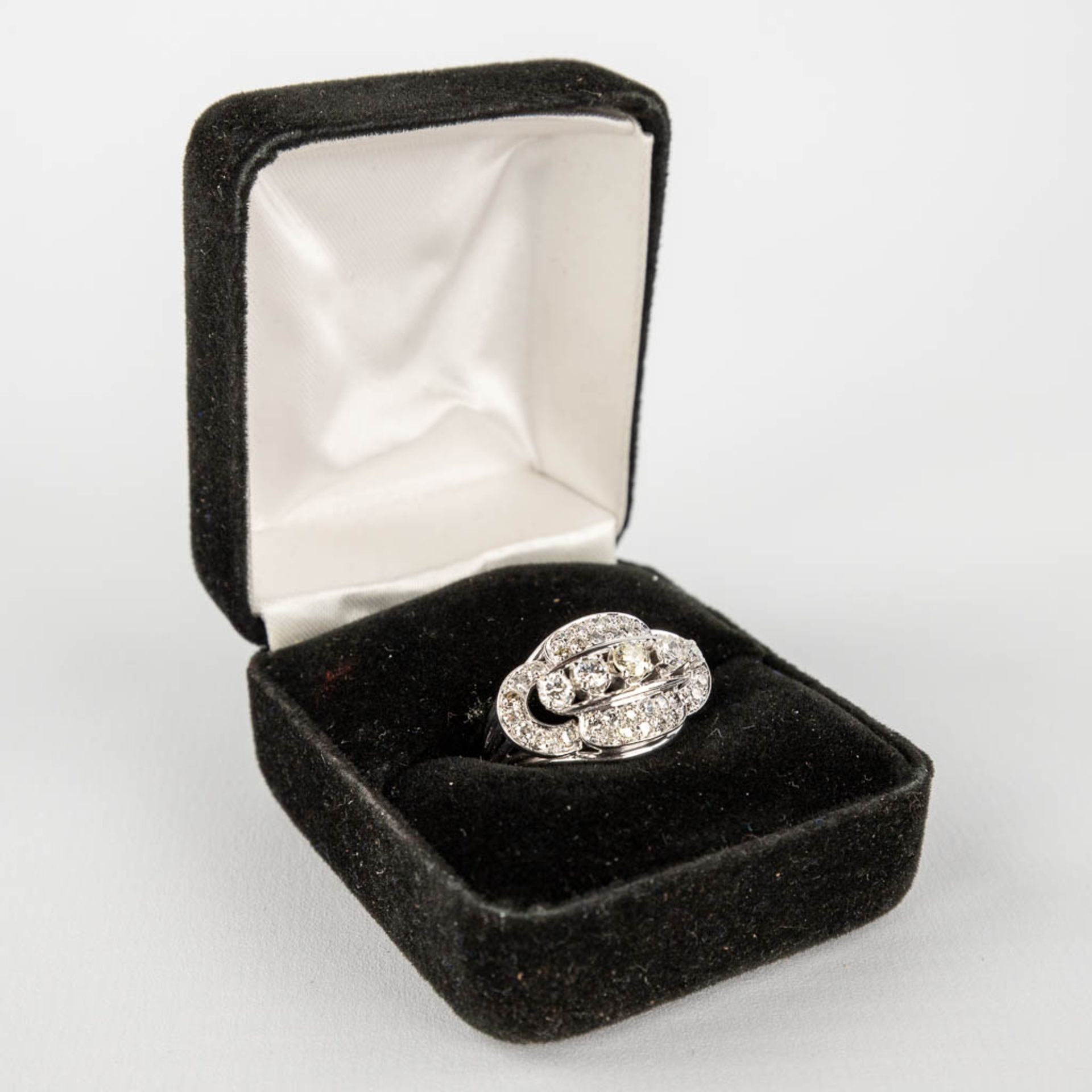 An antique ring with 5 larger and 36 smaller brilliants, in a platinum ring. 9,57g. size: 53 - Image 3 of 12