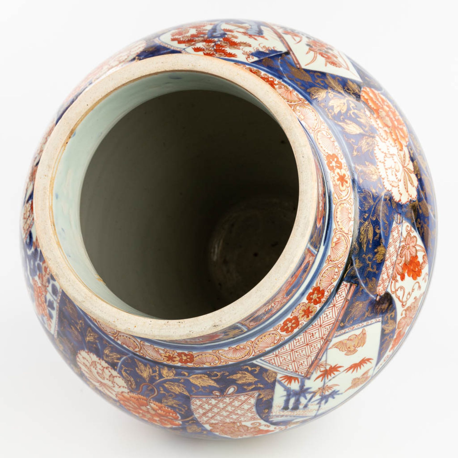 A large vase with lid, Imari porcelain, 19th century. (H: 87 x D: 39 cm) - Image 7 of 15