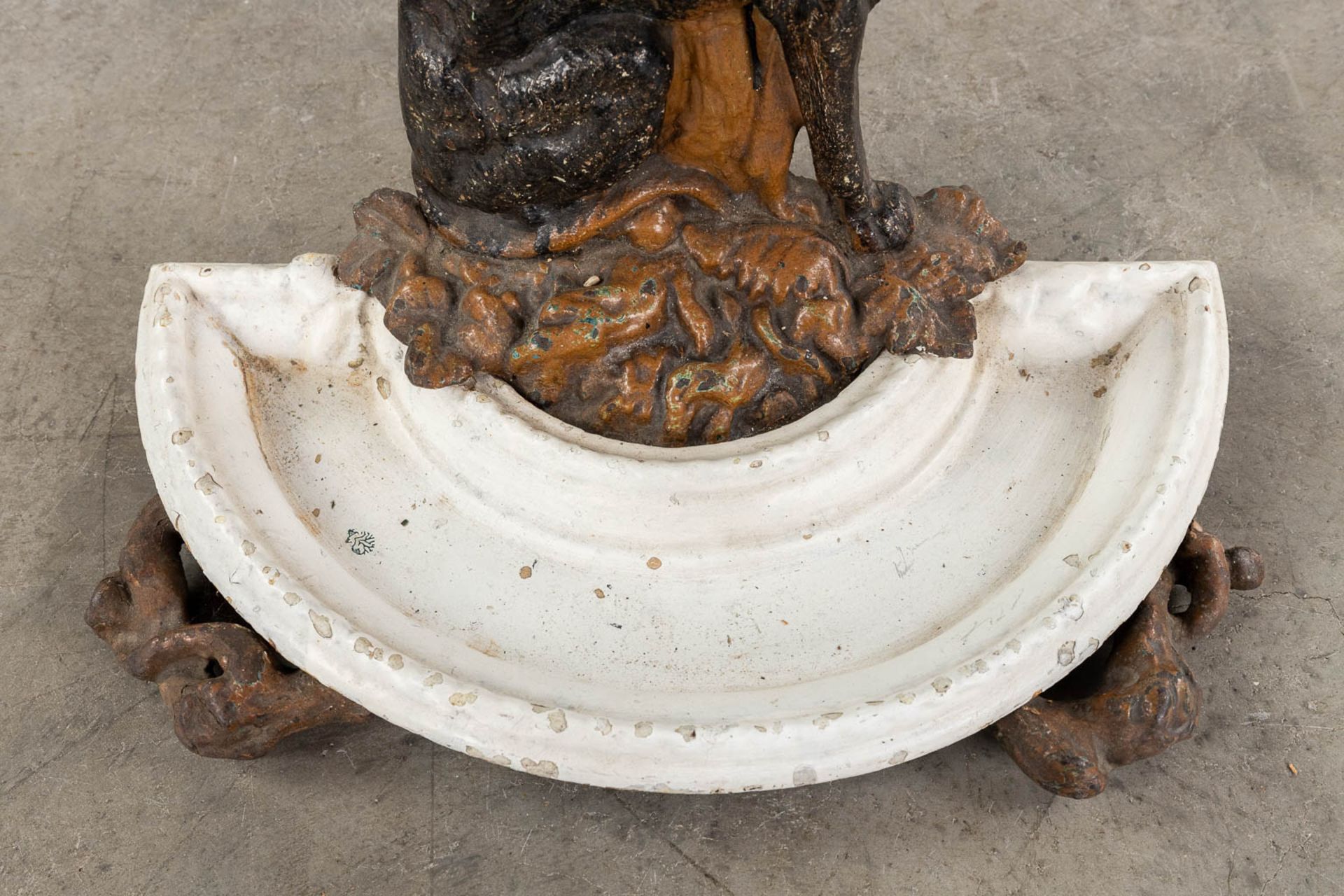An umbrella stand, cast iron with a figurine of a dog. Circa 1900. (L: 23 x W: 44 x H: 72 cm) - Image 9 of 10