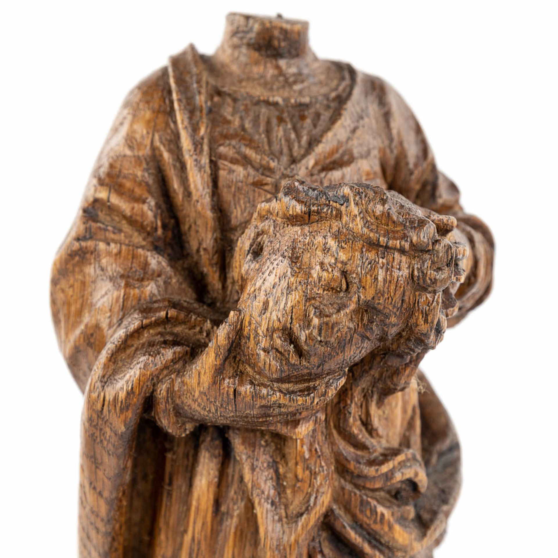 An antique wood sculpture 'Decapitated Saint John The Baptist, oak, 18th C. (L: 11 x W: 10 x H: 28 c - Image 9 of 9