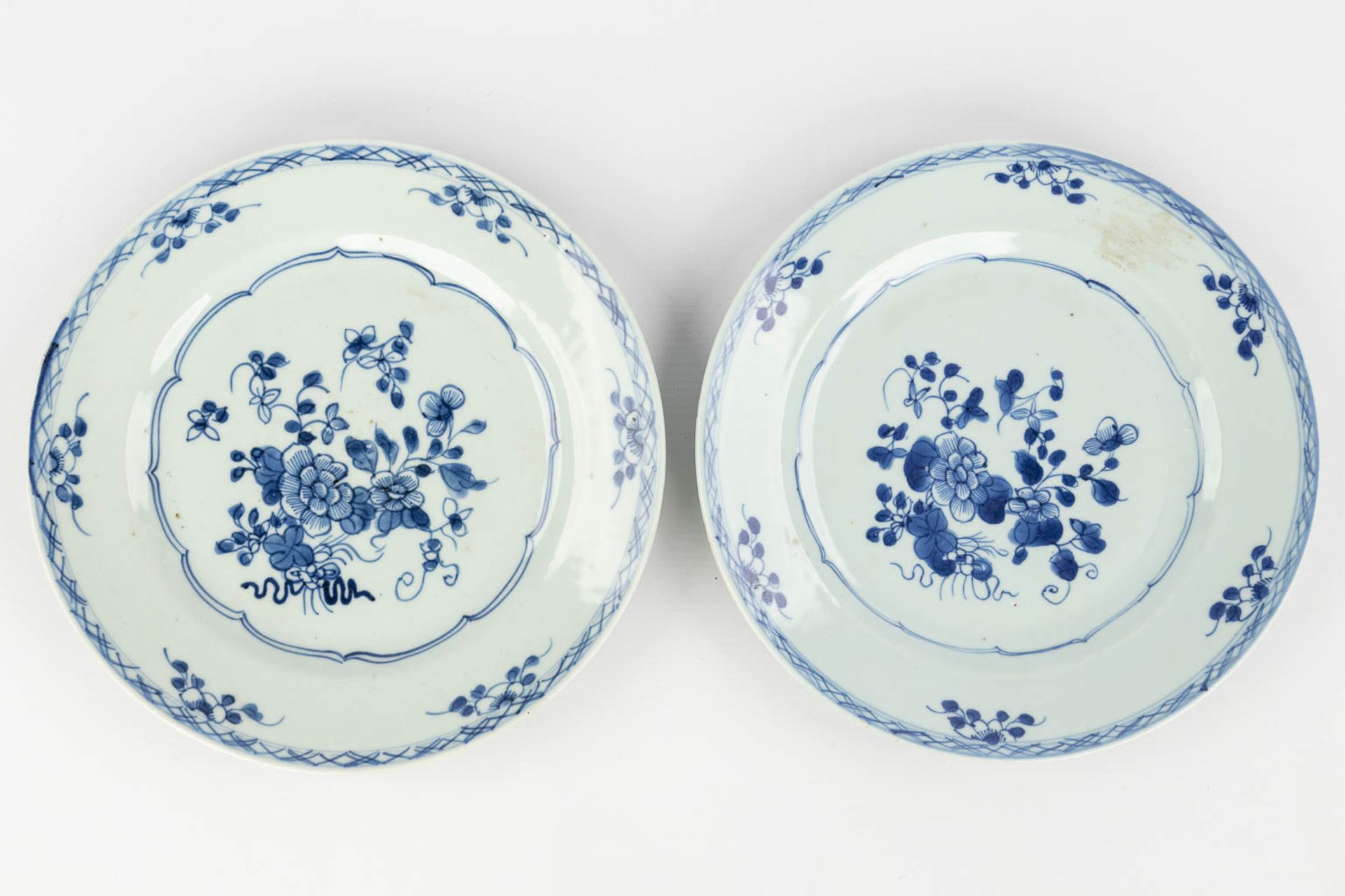 A collection of 10 Chinese porcelain plates with blue-white decor. 19th/20th century. (D: 35 cm) - Bild 19 aus 23