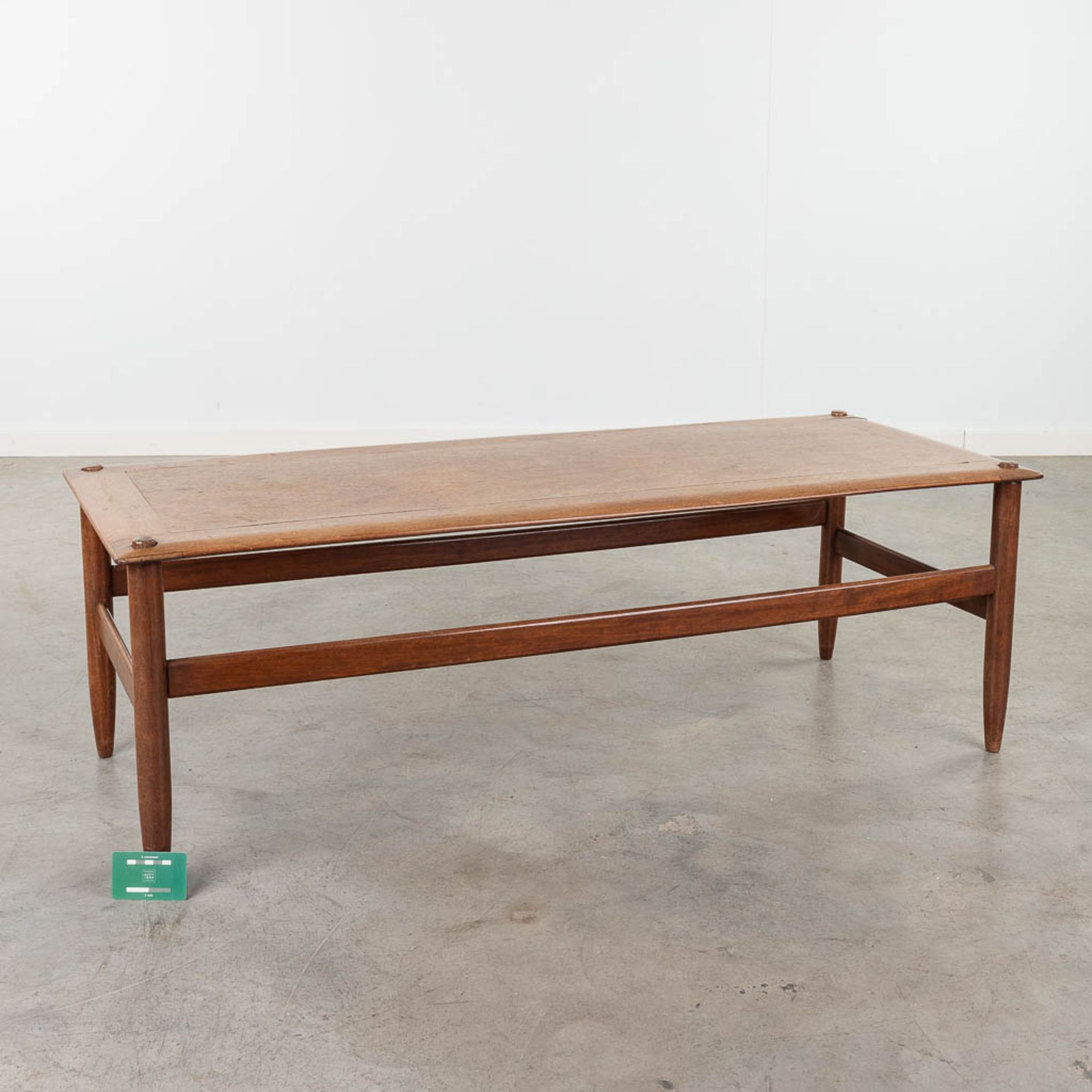 A mid-century coffee table with a reversible top, teak. Circa 1960. (L: 42 x W: 40 x H: 125 cm) - Image 2 of 15