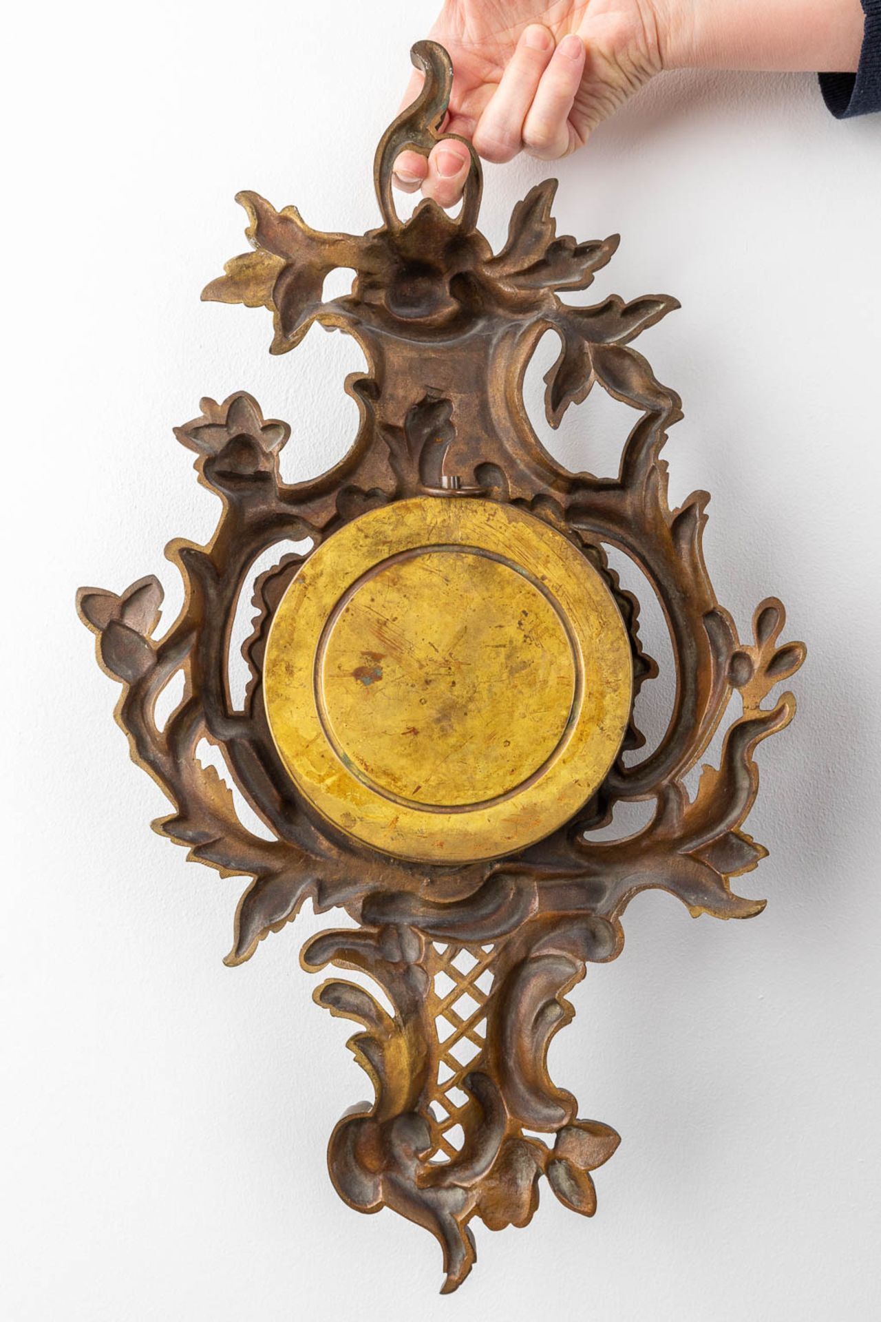 A cartel clock, bronze in Louis XV style. 20th C. (W: 30 x H: 52 cm) - Image 9 of 10