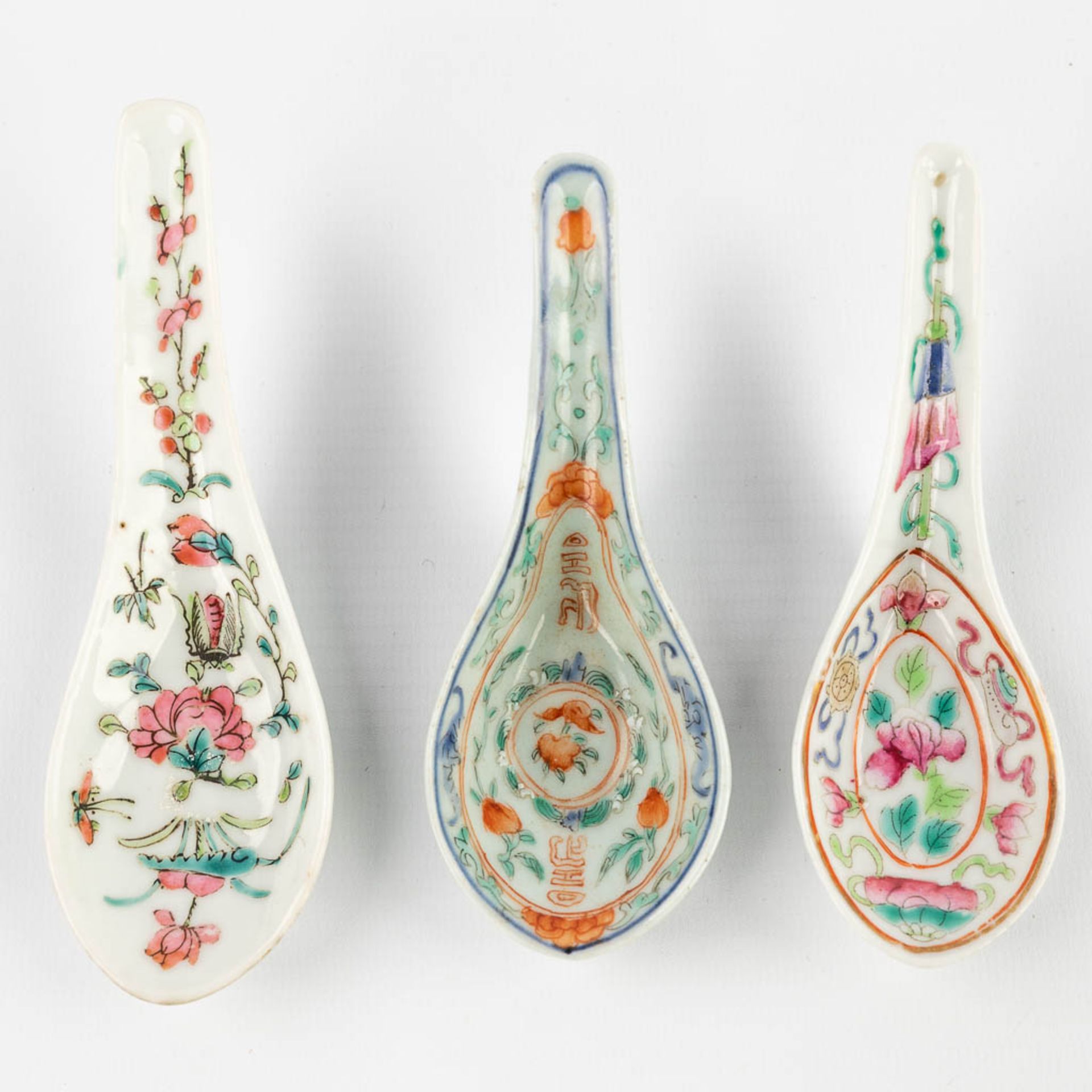 A set of 7 Chinese spoons Famille Rose decor. 19th century. (L: 14 cm) - Bild 10 aus 12