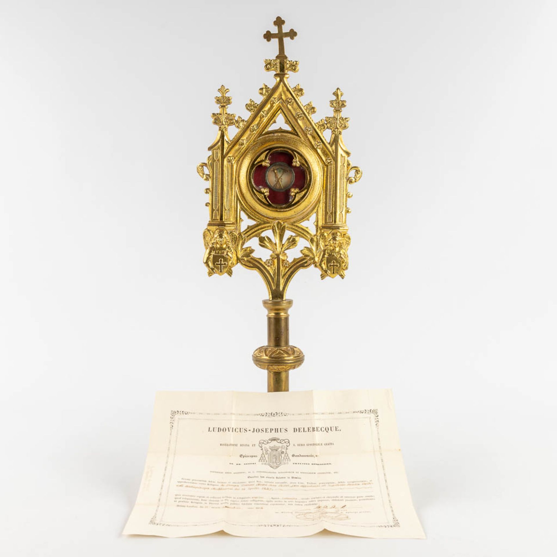 A sealed theca with relic 'De Spongia DNJC' in a bronze monstrance in a gothic revival style. 1858. - Image 3 of 17