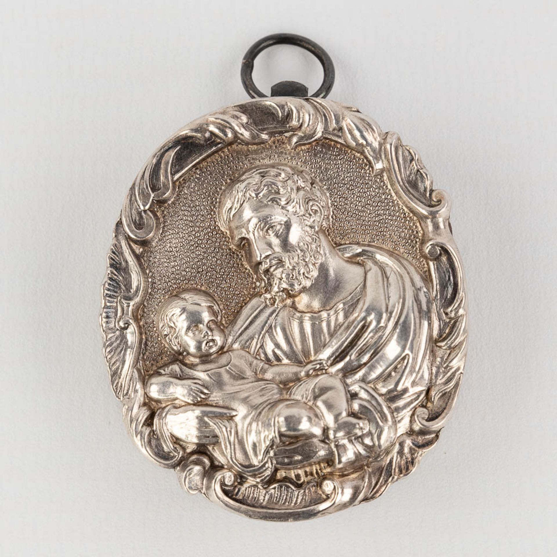 A set of 5 relics in a silver theca, with a repousse image of Joseph and Jesus. 19th century. (W: 4 - Image 3 of 10