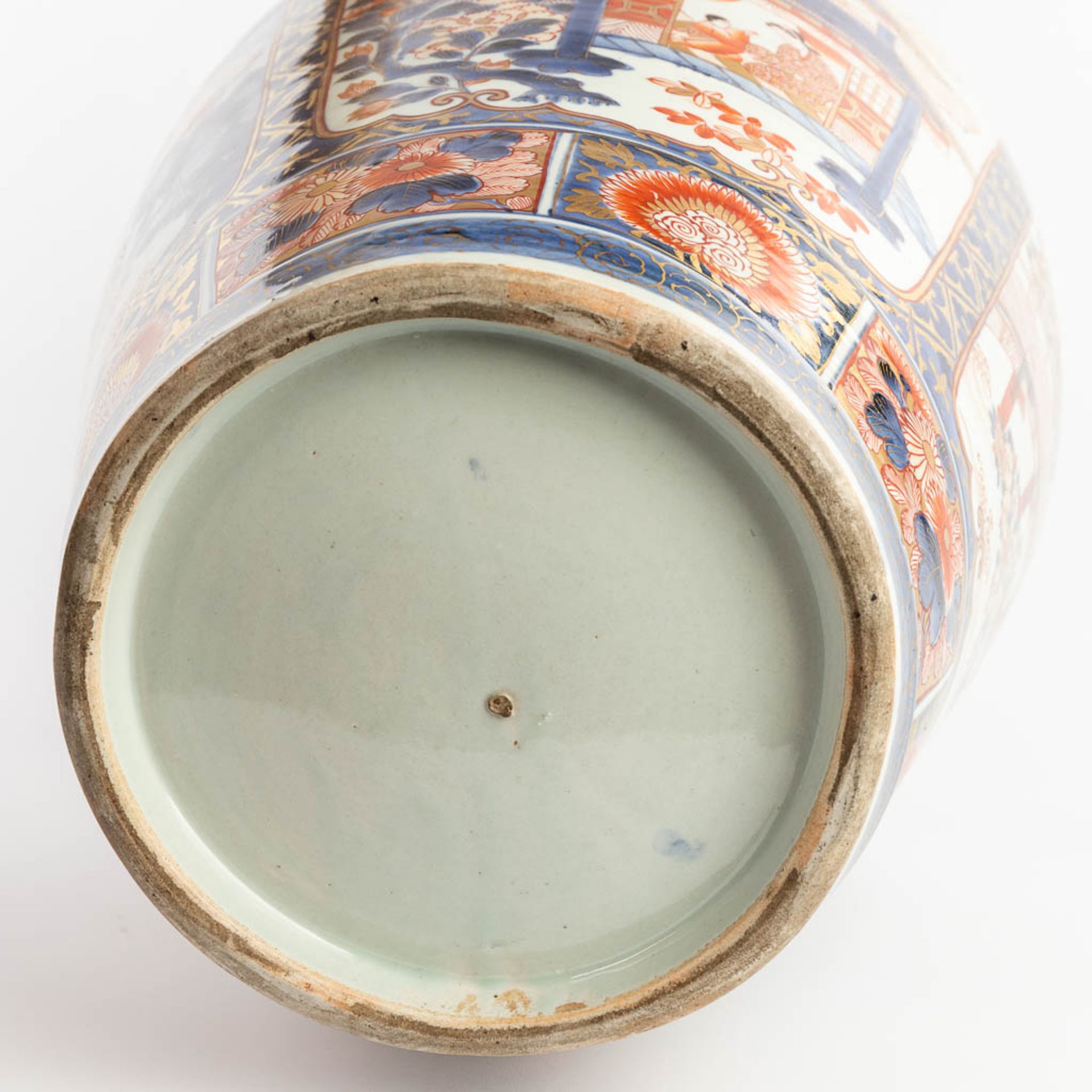 A large vase with lid, Imari porcelain, 19th century. (H: 87 x D: 39 cm) - Image 6 of 15