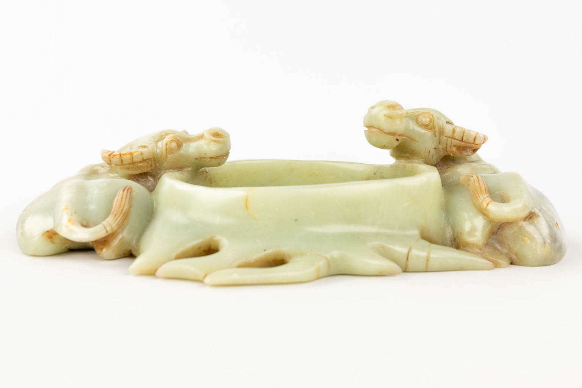 A Chinese brush washer, decorated with water buffalo, sculptured jade. (L: 18 x W: 28 x H: 8 cm) - Image 4 of 10