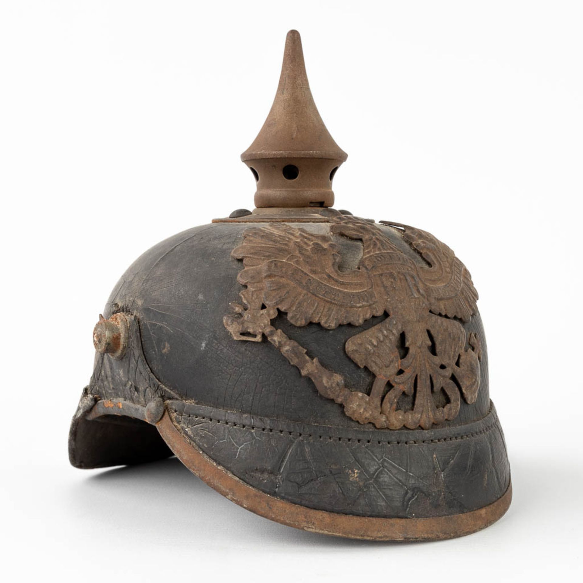 An antique German Pickelhaube. Leather and copper. (L: 18 x W: 23 x H: 20 cm) - Image 3 of 15