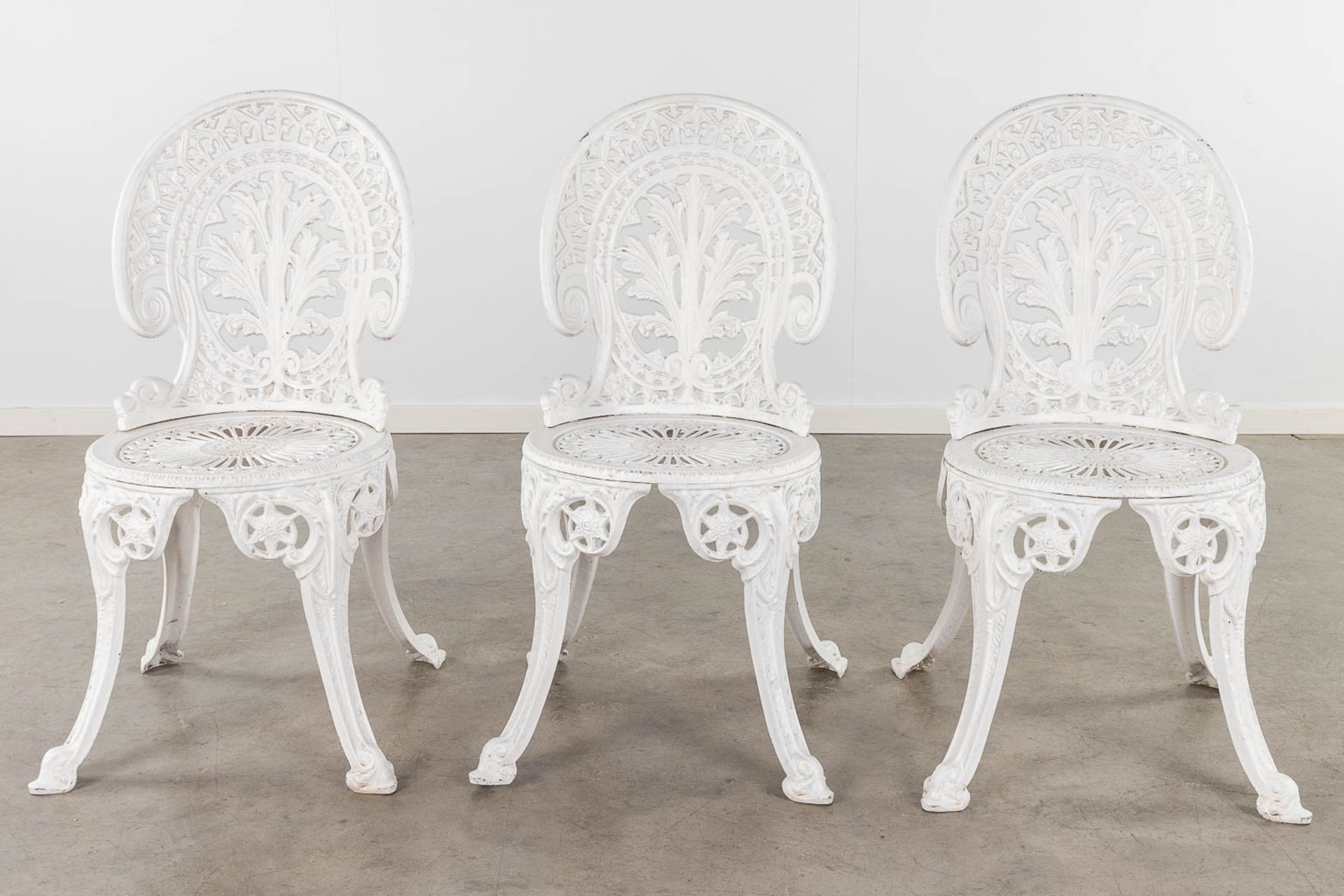 A garden set, consisting of a table and 3 chairs, white patinated aluminium. (H: 65 x D: 70 cm) - Bild 3 aus 17