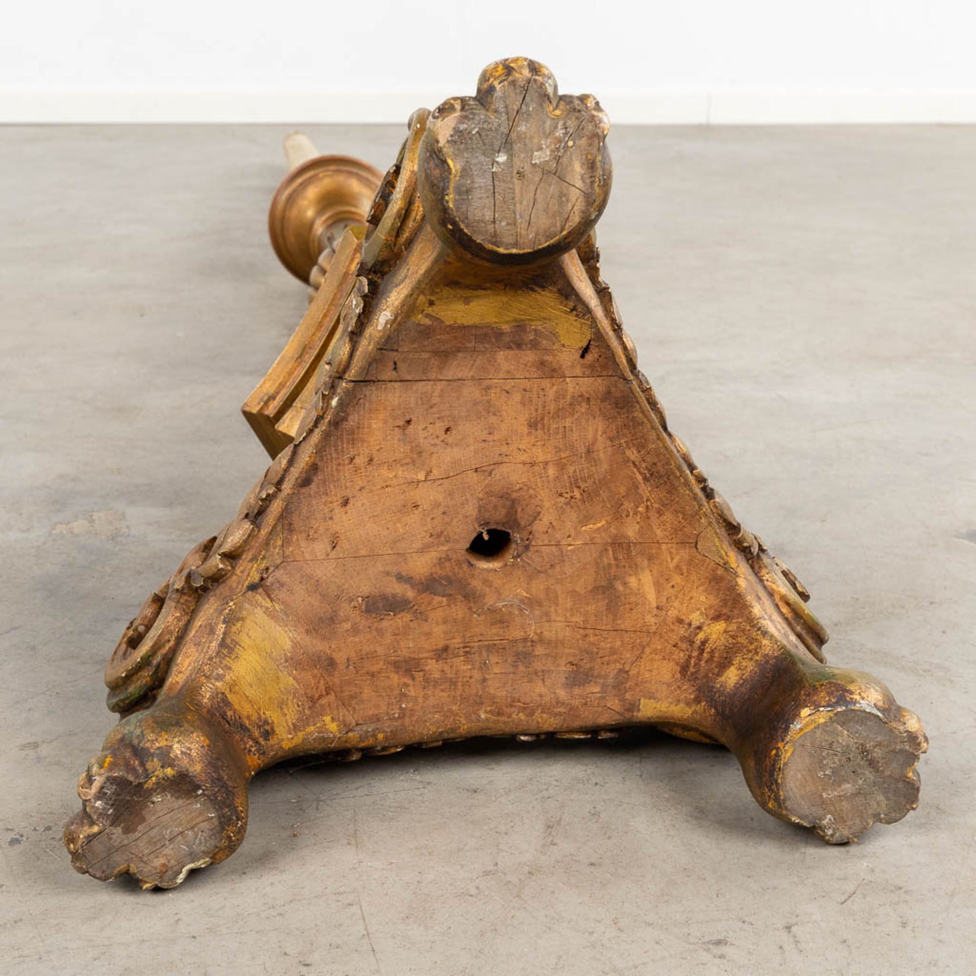 A pair of wood-sculptured church candlesticks. 19th C. (L: 41 x W: 41 x H: 219 cm) - Image 8 of 8