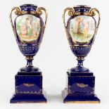 A pair of vases, with a transferprint decor. 20th C. (L: 18 x W: 18 x H: 50 cm)
