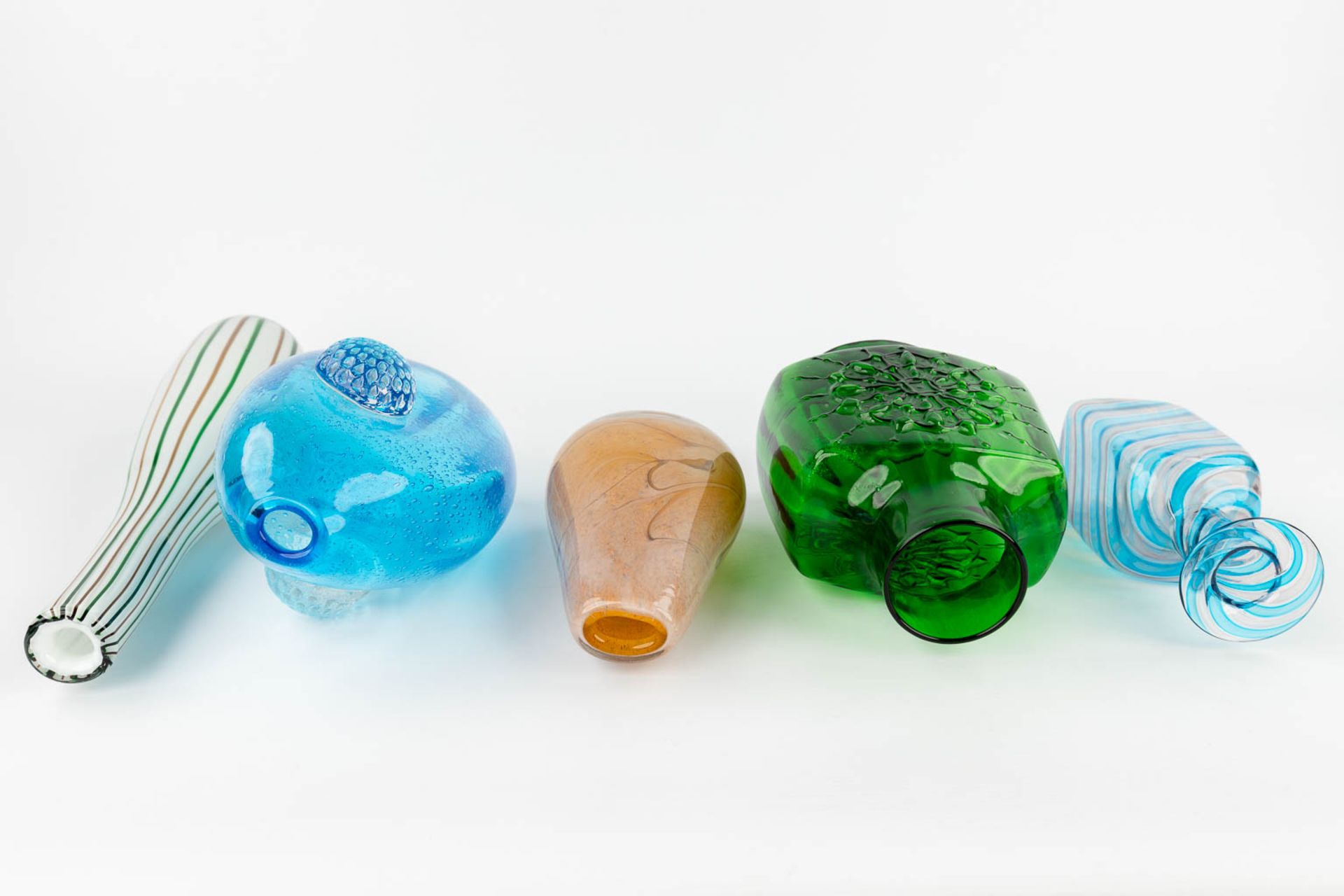 A collection of 5 glass vases, made in Murano, Italy and Scandinavia. (H: 45 x D: 10 cm) - Image 7 of 13