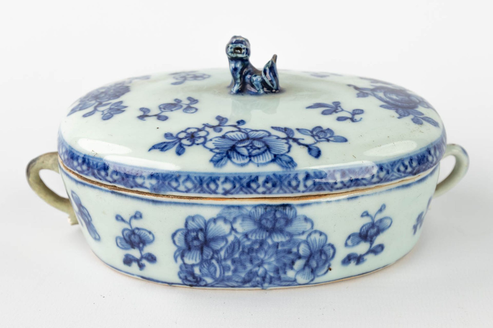 A small Chinese butter jar with lid on a plate, with a blue-white decor. 19th/20th century. (L: 16,5 - Image 11 of 16