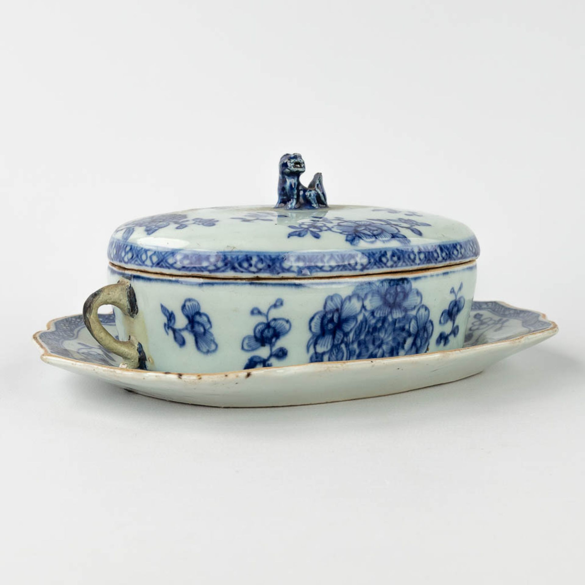 A small Chinese butter jar with lid on a plate, with a blue-white decor. 19th/20th century. (L: 16,5 - Image 3 of 16