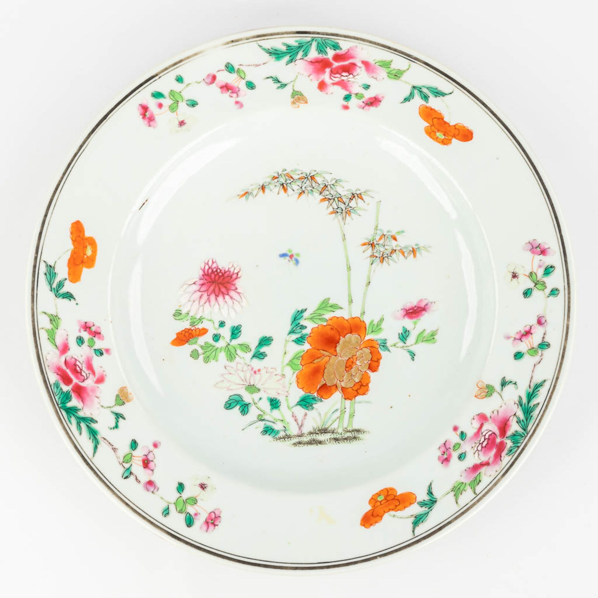 A collection of 12 Chinese Famille Rose plates, 18th/19th/20th century. (D: 36 cm) - Bild 7 aus 23