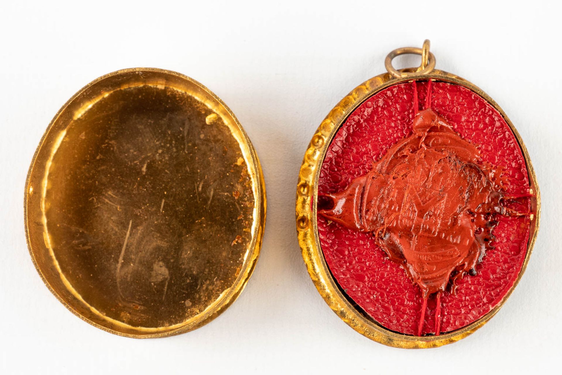 A sealed theca with a relic Ex Capilis S. Teresia ˆ Jesu Infante V. Thérse of Lisieux. (W: 37 x H: - Image 3 of 5