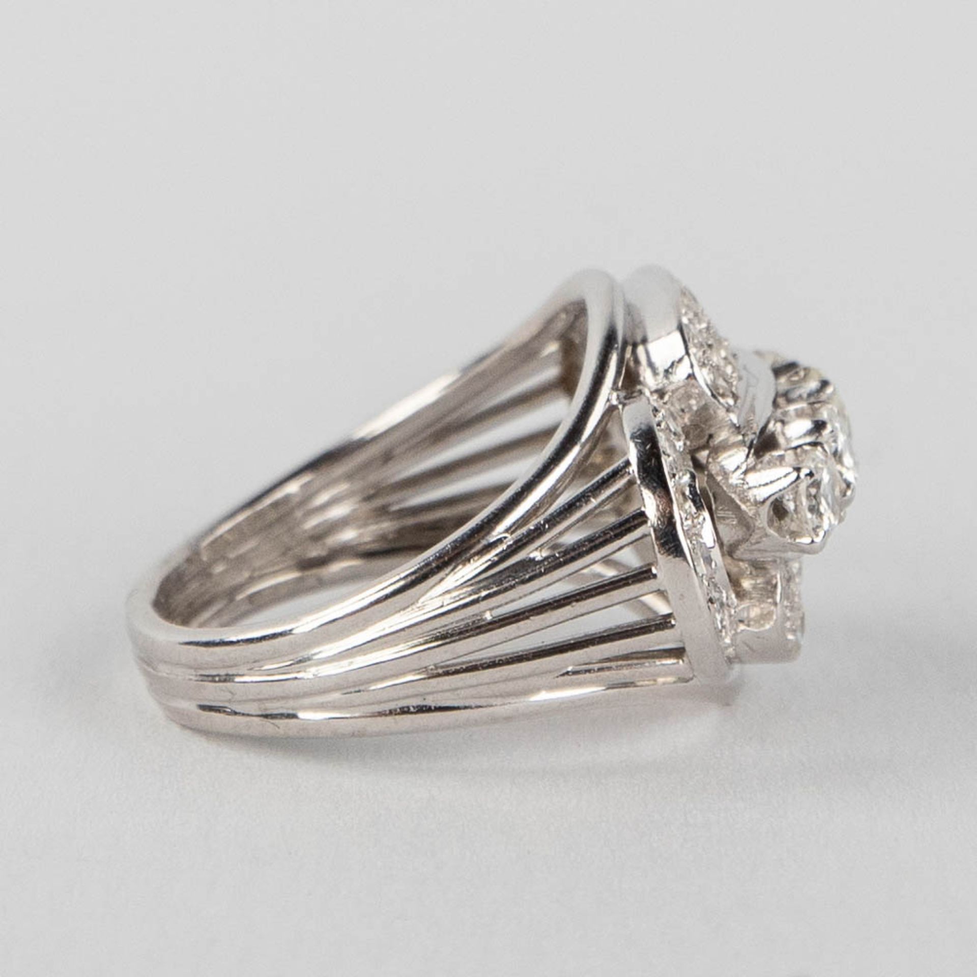 An antique ring with 5 larger and 36 smaller brilliants, in a platinum ring. 9,57g. size: 53 - Image 9 of 12