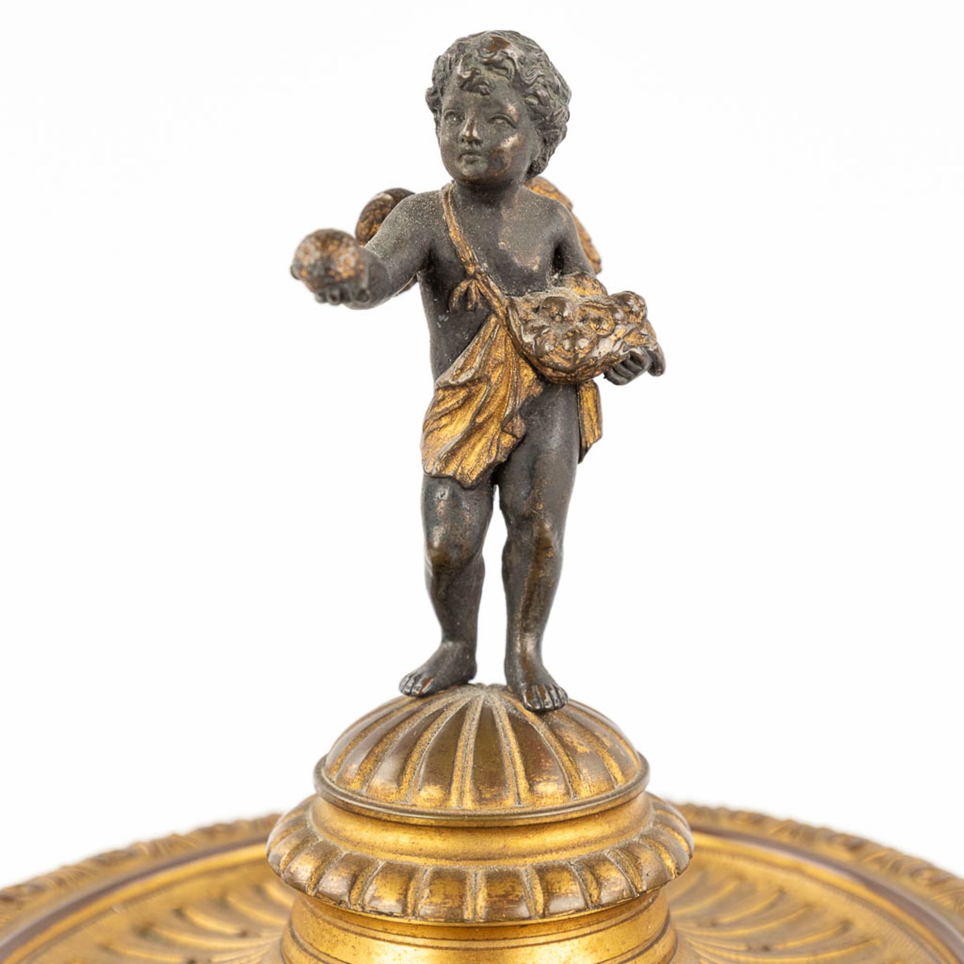 An antique trophy, made of gilt and patinated bronze. 19th C. (L: 16 x W: 22 x H: 27 cm) - Image 11 of 14
