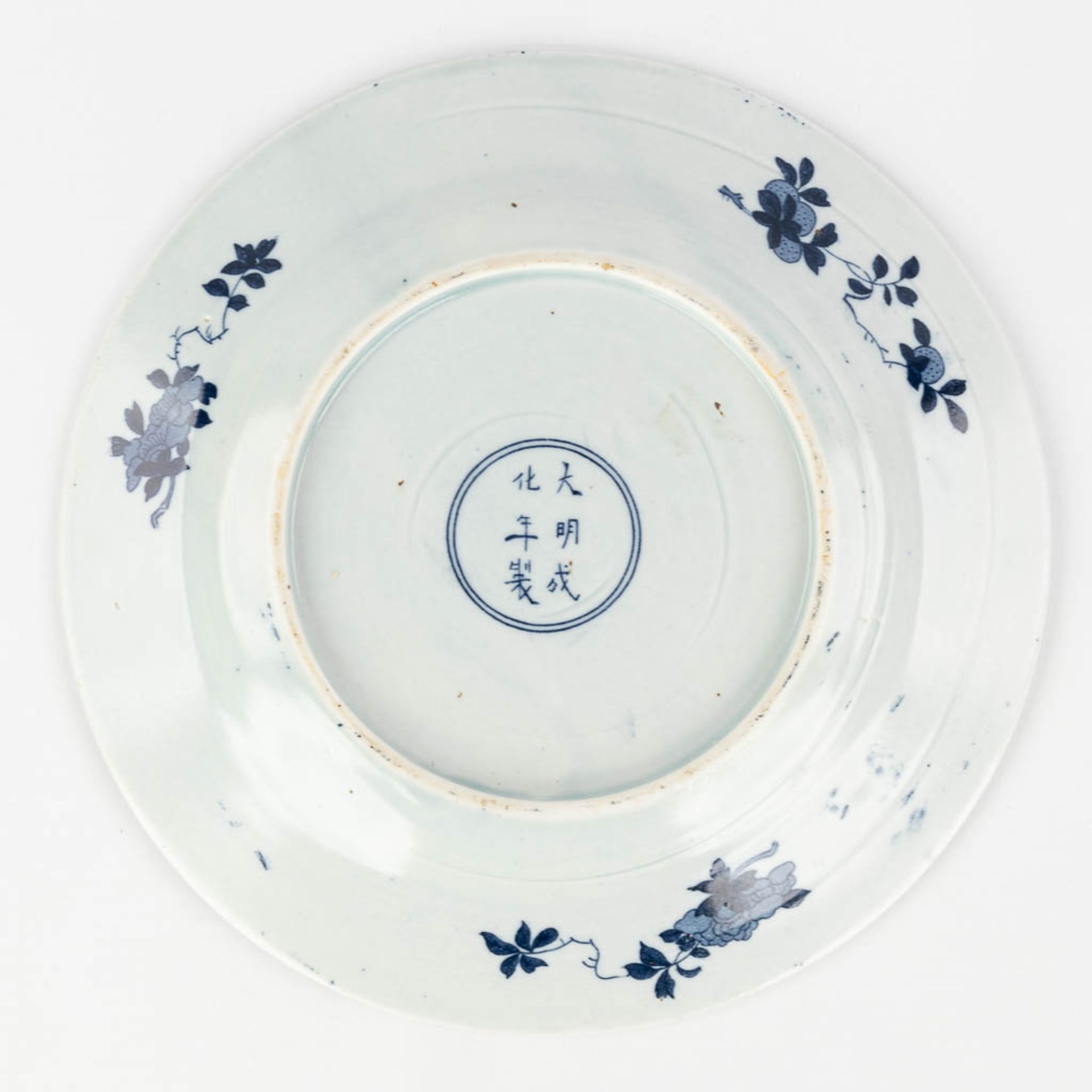 A collection of 10 Chinese porcelain plates with blue-white decor. 19th/20th century. (D: 35 cm) - Bild 18 aus 23