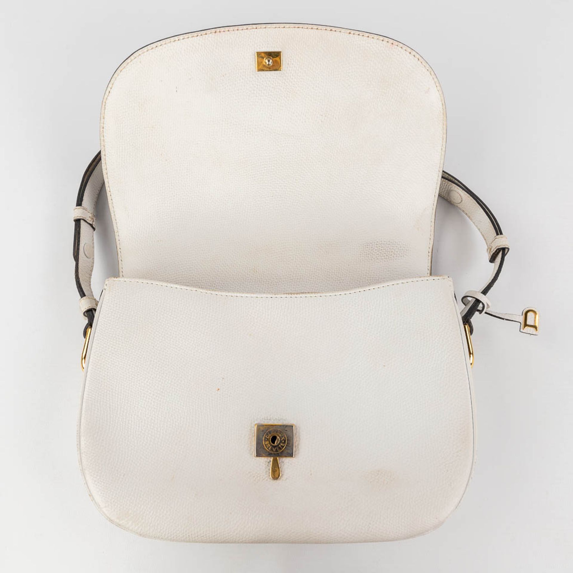 Delvaux, a handbag made of white leather with gold-plated elements. (W: 26 x H: 19 cm) - Image 17 of 19