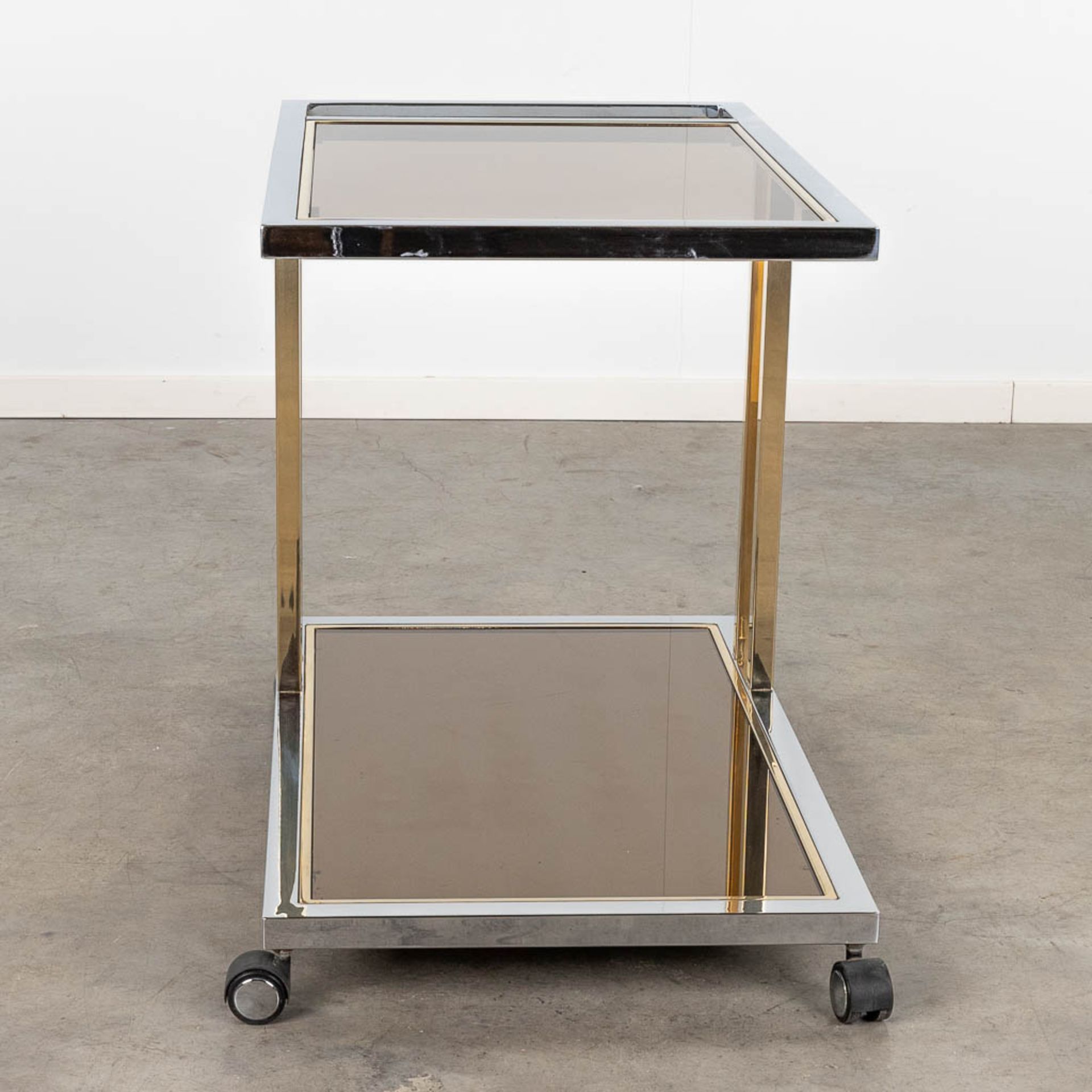 Belgo Chrome, a chromed and gold-plated bar cart. Circa 1980. (L: 53 x W: 100 x H: 67 cm) - Image 4 of 10