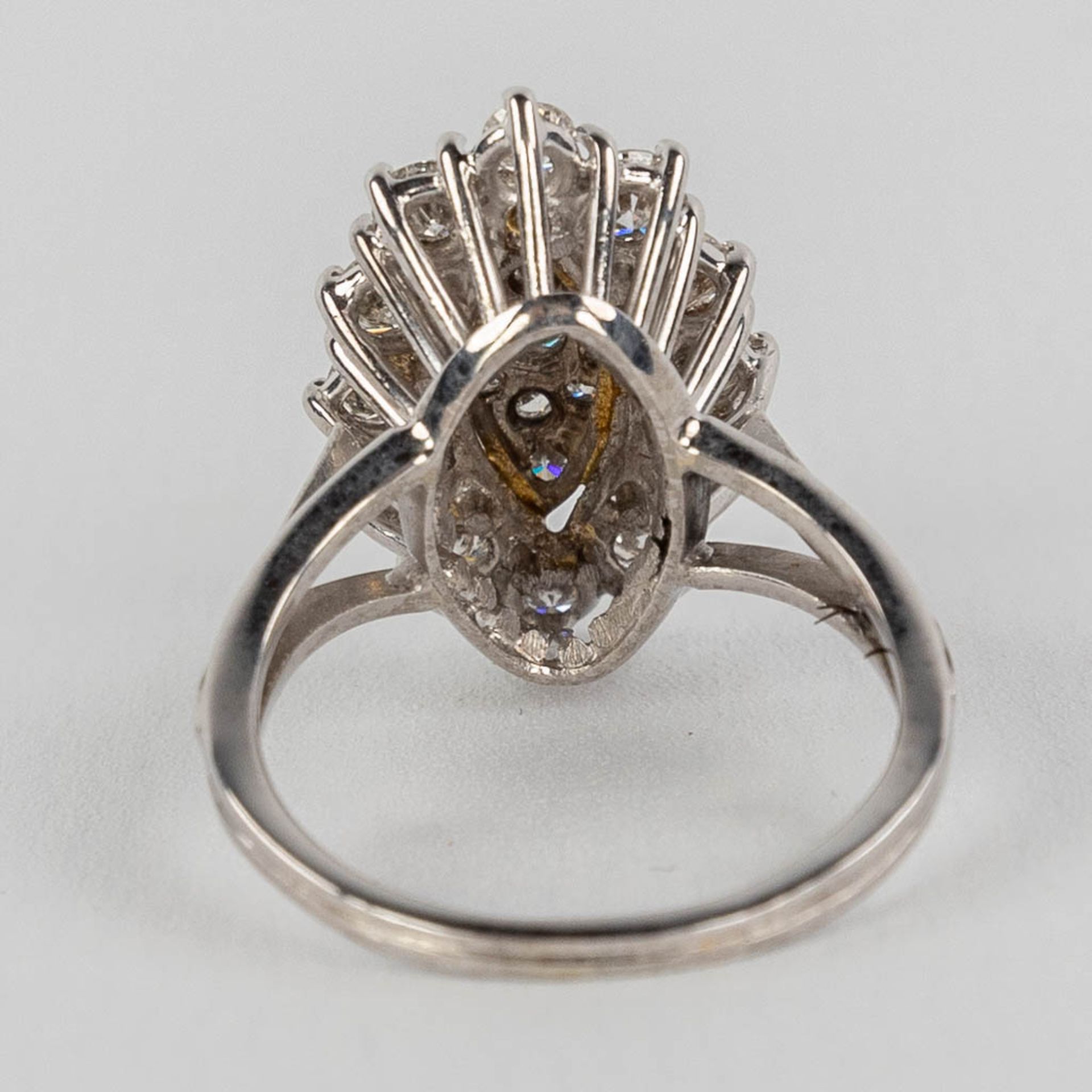 An 18-karat gold ring mounted with diamonds and brilliants. 20th C. 6,12g. size: 52. - Image 9 of 11