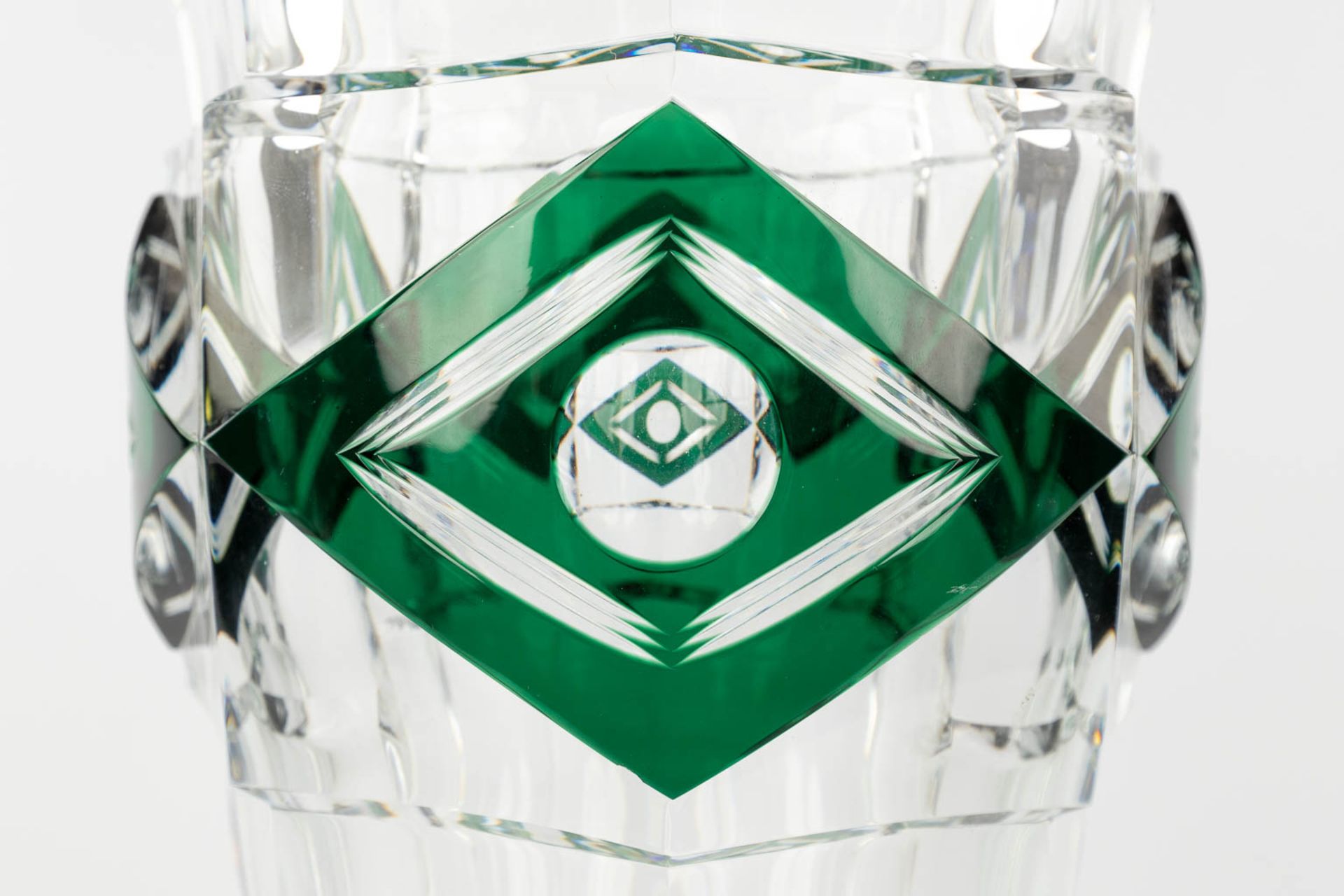 Val Saint Lambert 'Kipling'. Green and clear-cut crystal. Belgium. (H: 30,5 x D: 20 cm) - Image 9 of 10