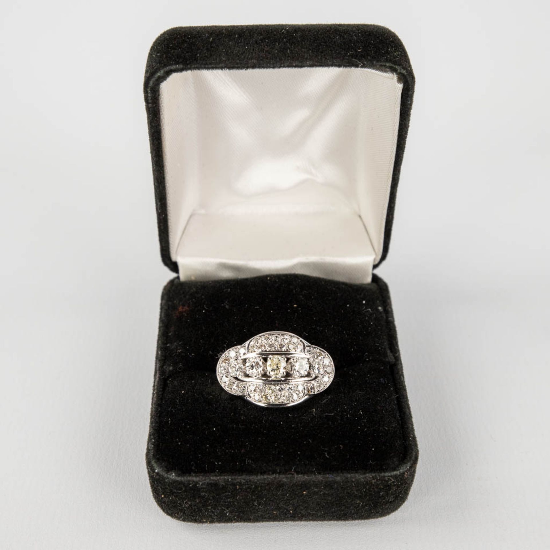 An antique ring with 5 larger and 36 smaller brilliants, in a platinum ring. 9,57g. size: 53 - Image 4 of 12