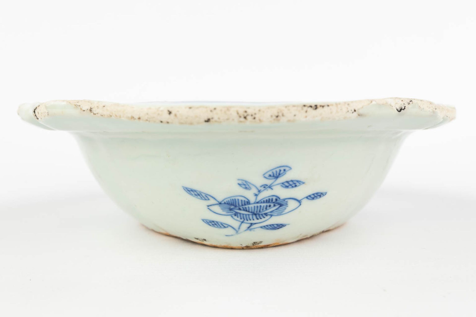 A Chinese bowl with a lid and blue-white landscape decor. 19th C. (L: 21,5 x W: 26,5 x H: 10 cm) - Image 14 of 15