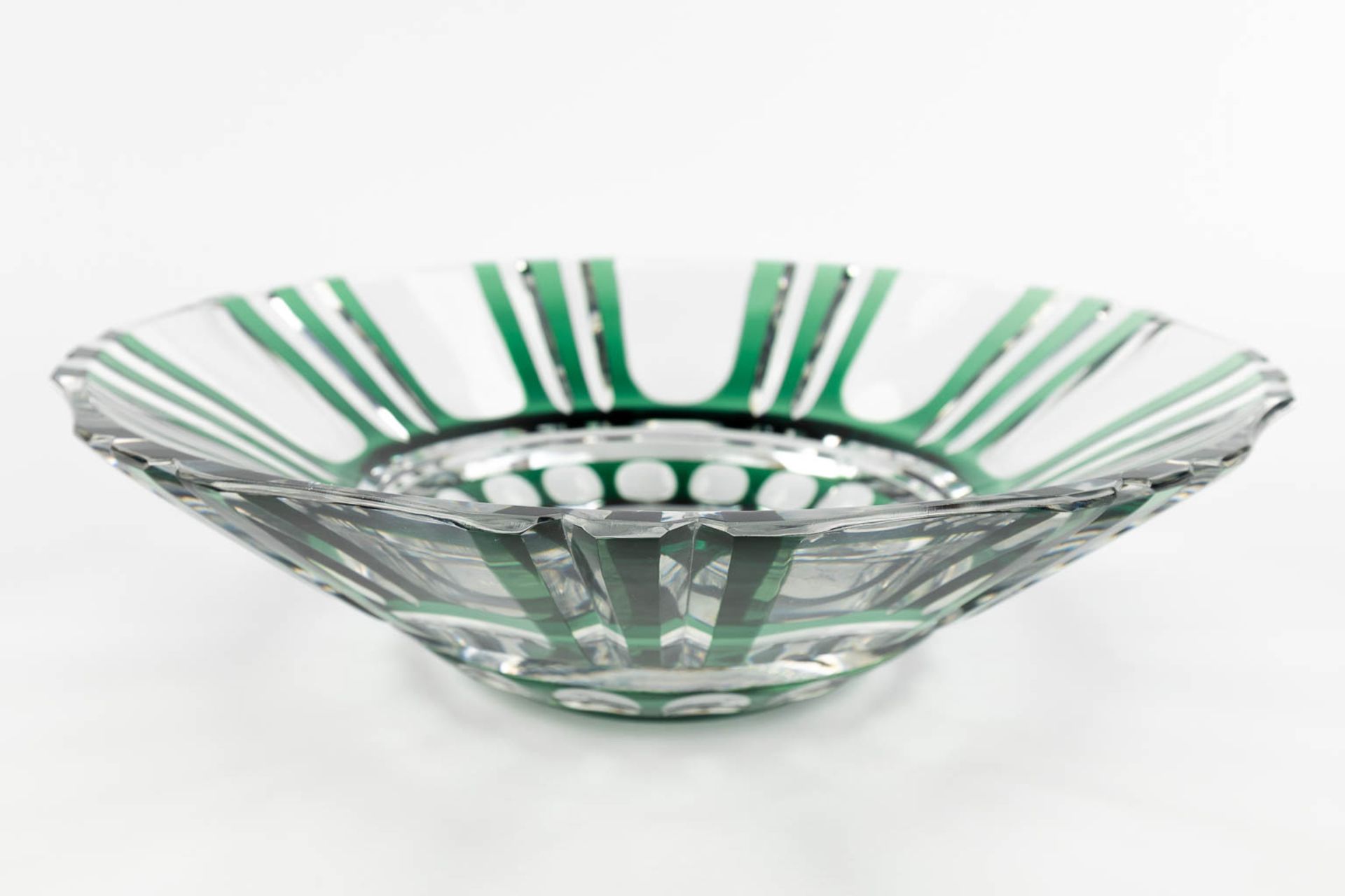 Val Saint Lambert, a large bowl made of green cut crystal. (H: 10 x D: 36 cm) - Image 9 of 9