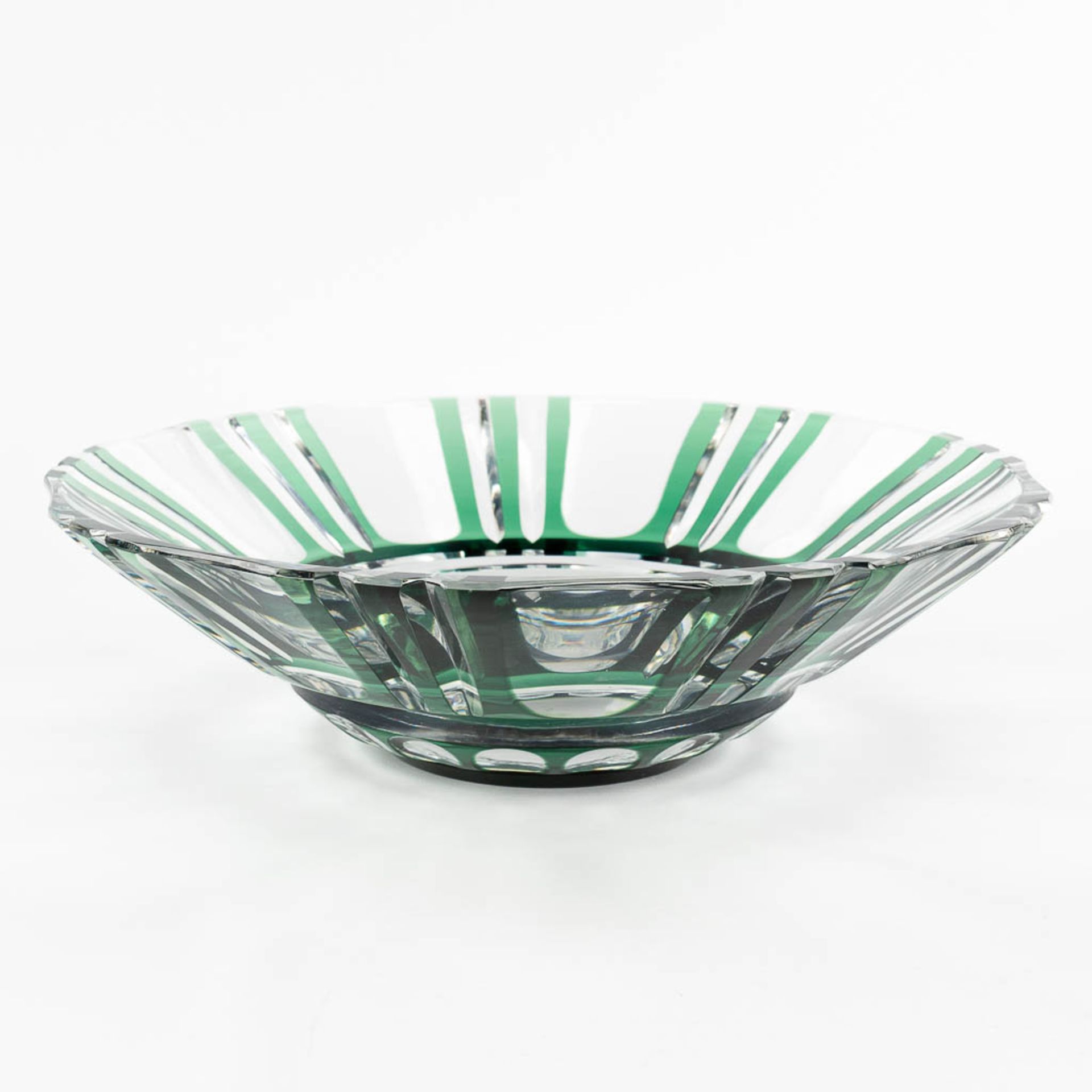 Val Saint Lambert, a large bowl made of green cut crystal. (H: 10 x D: 36 cm) - Image 4 of 9