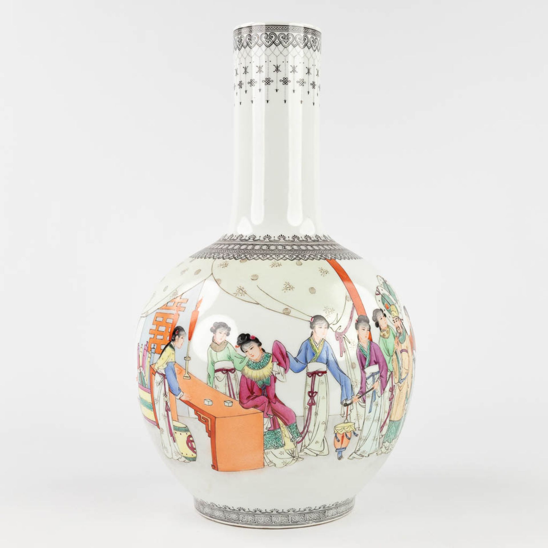 A Chinese vase with hand-painted decor of the Emperor with ladies, 20th C. (H: 40 x D: 22 cm) - Bild 8 aus 15