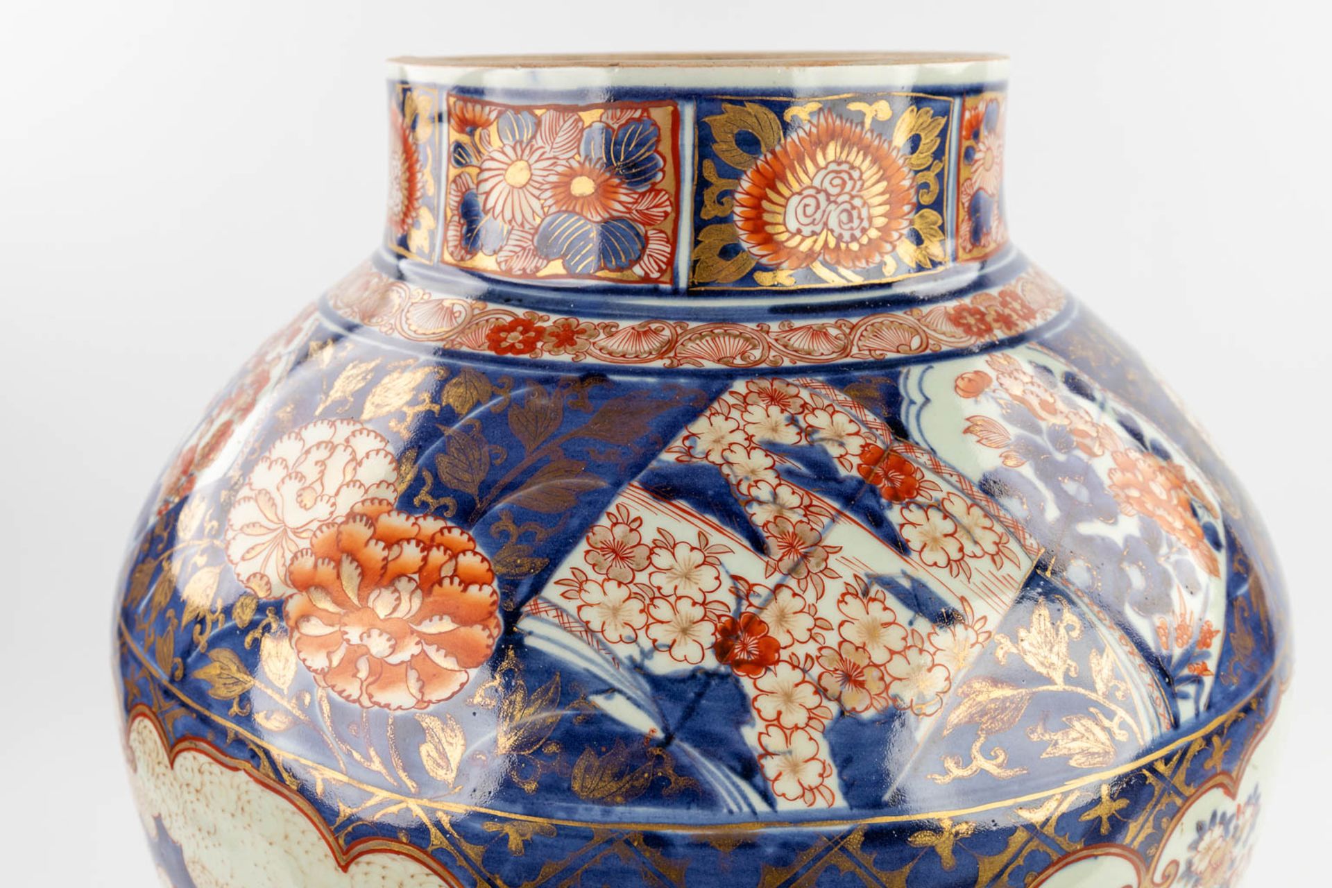 A large vase with lid, Imari porcelain, 19th century. (H: 87 x D: 39 cm) - Image 8 of 15