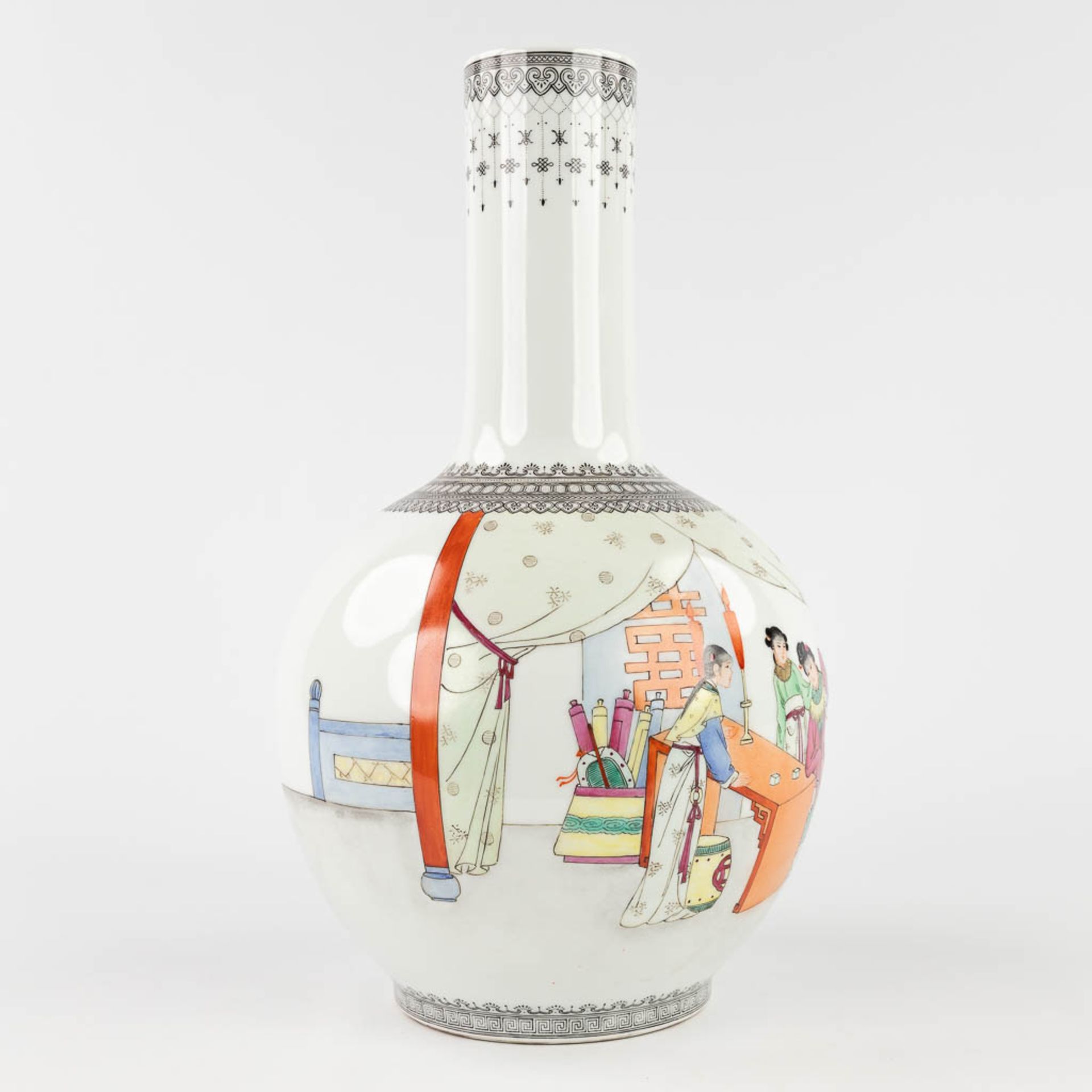 A Chinese vase with hand-painted decor of the Emperor with ladies, 20th C. (H: 40 x D: 22 cm) - Bild 4 aus 15