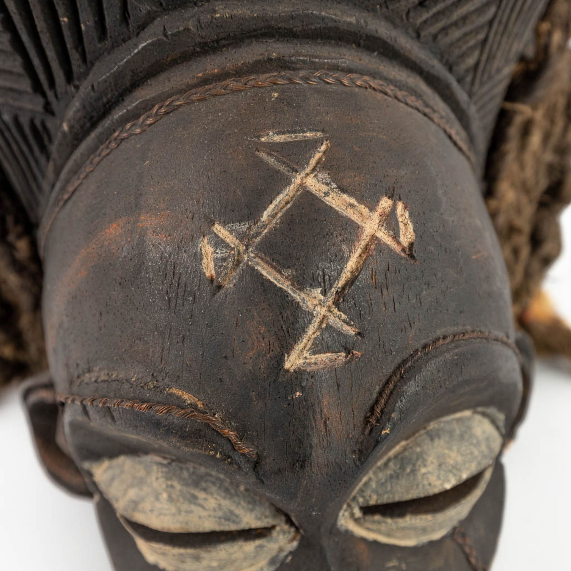 A collection of 2 African masks 'Chokwe' and 'Luba Songye'. (L: 13 x W: 24 x H: 43 cm) - Image 19 of 21